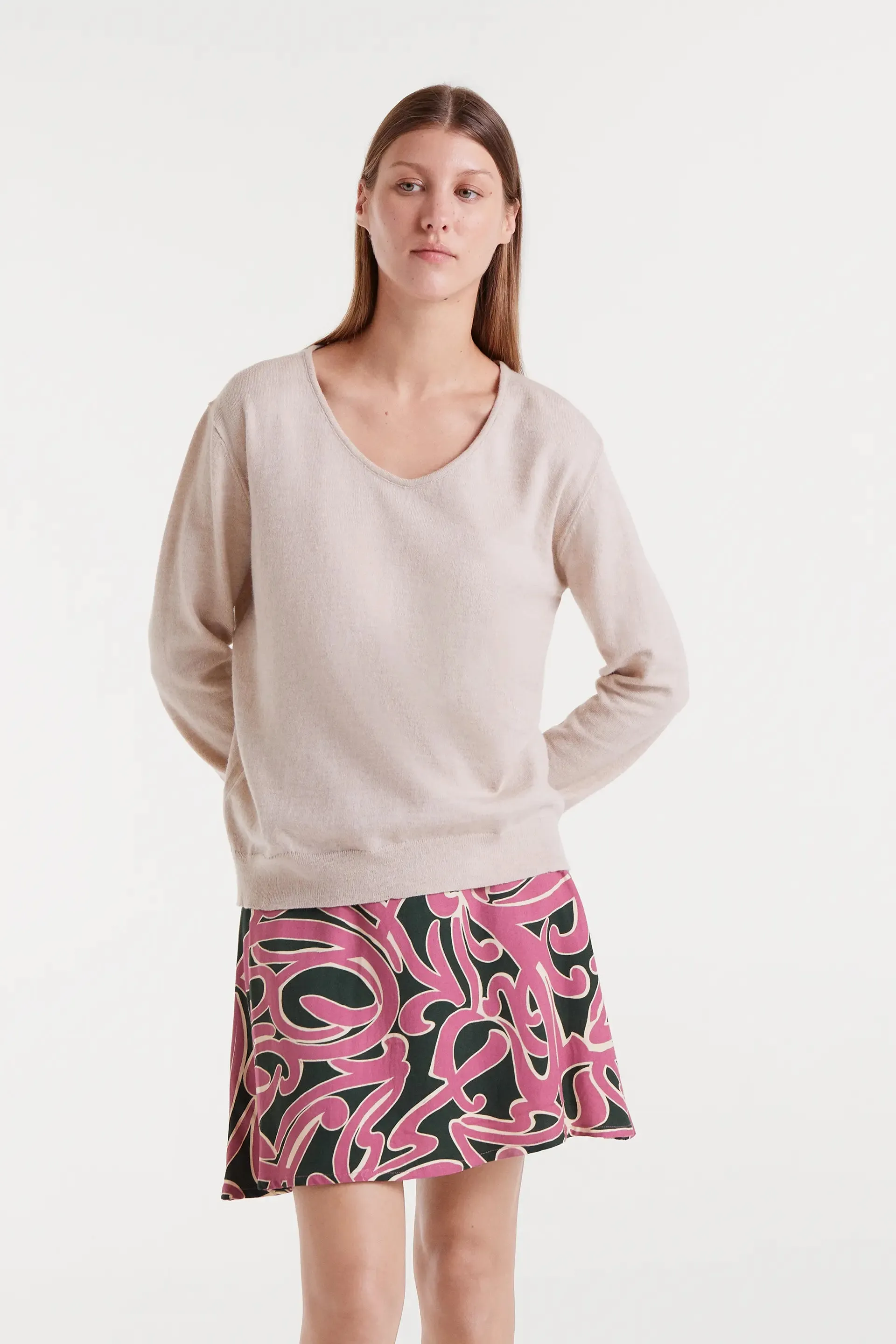 Jersey de punto cuello pico beige sold by Compania Fantasica