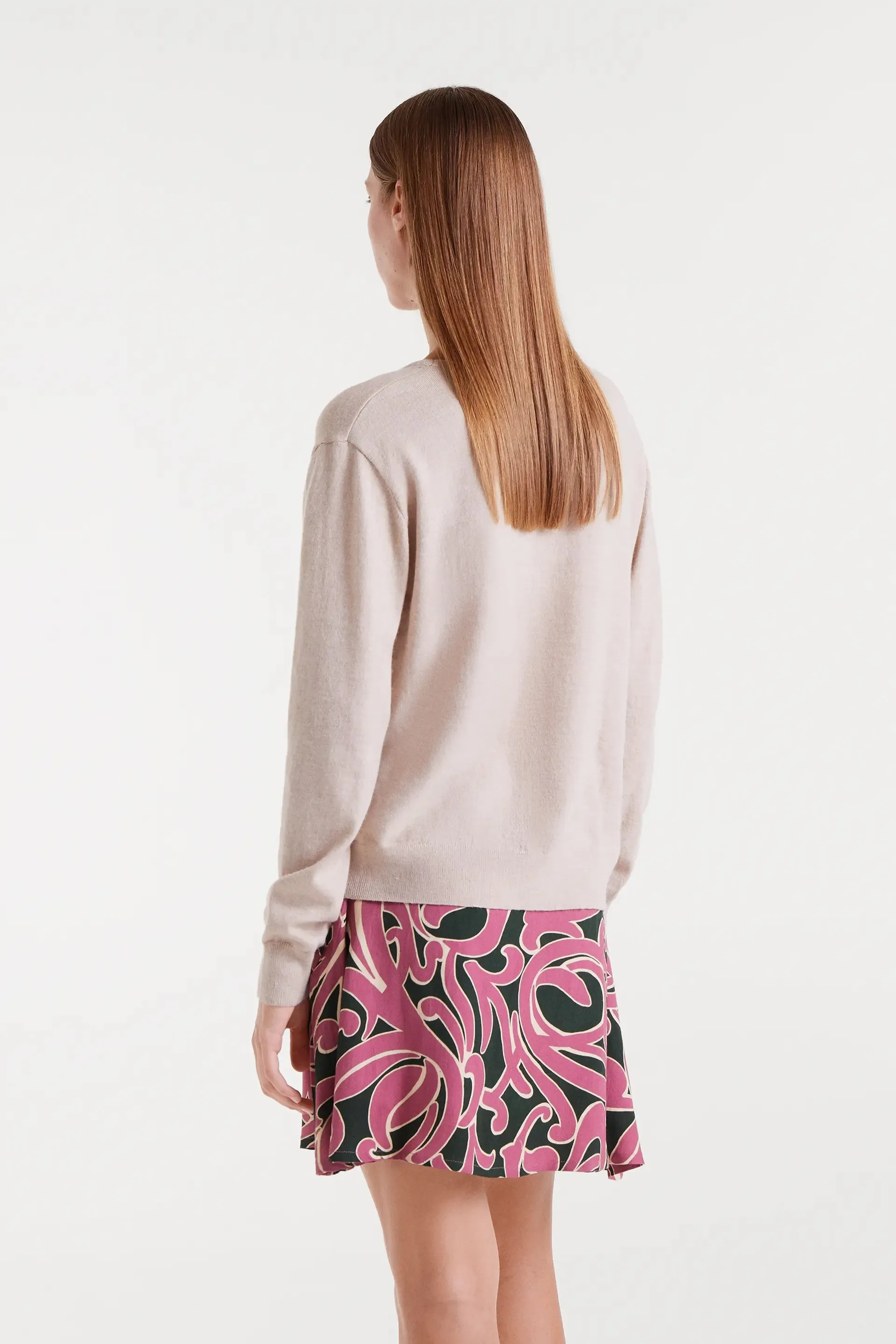 Jersey de punto cuello pico beige sold by Compania Fantasica product image thumbnail 3