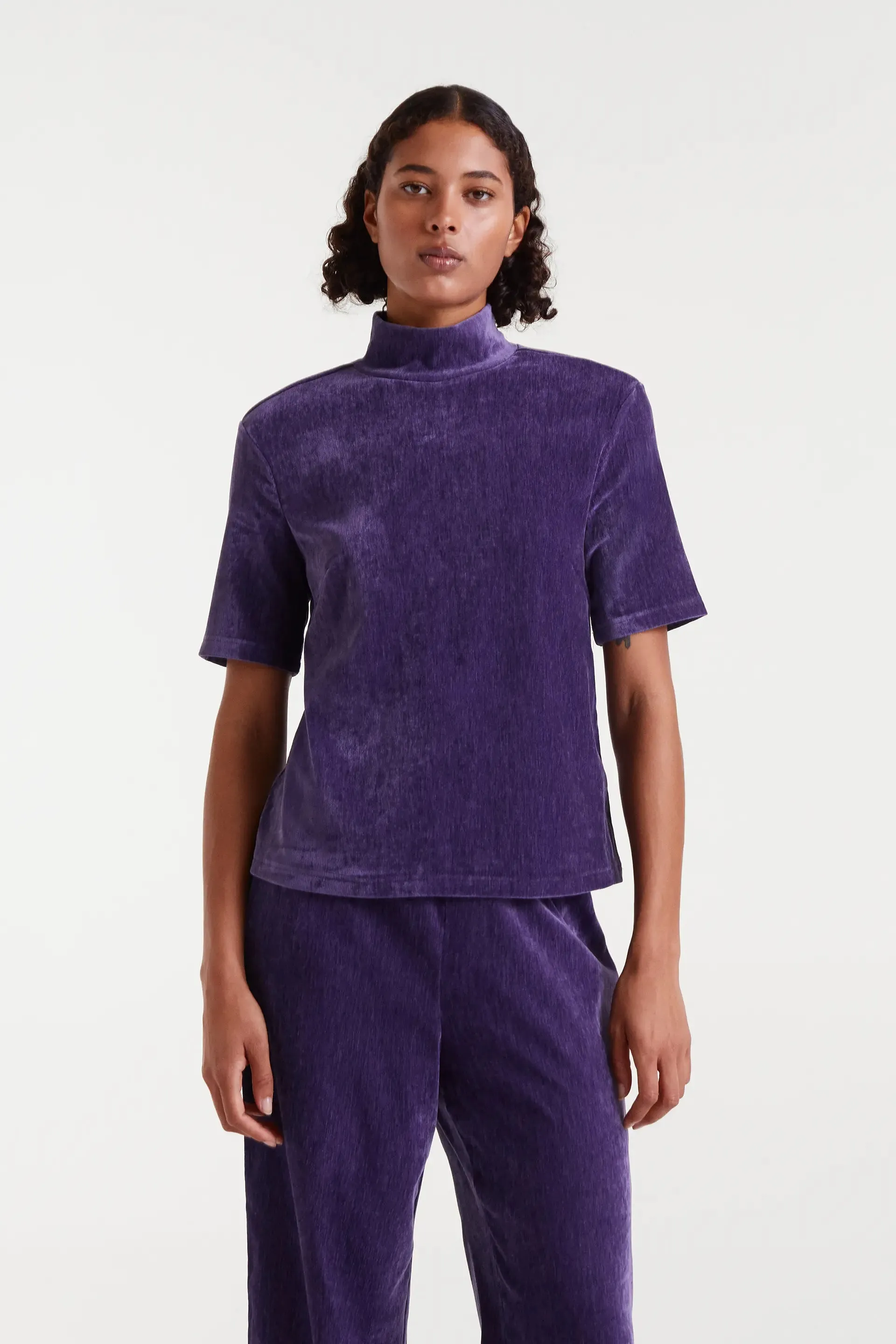 Top terciopelo morado sold by Compania Fantasica