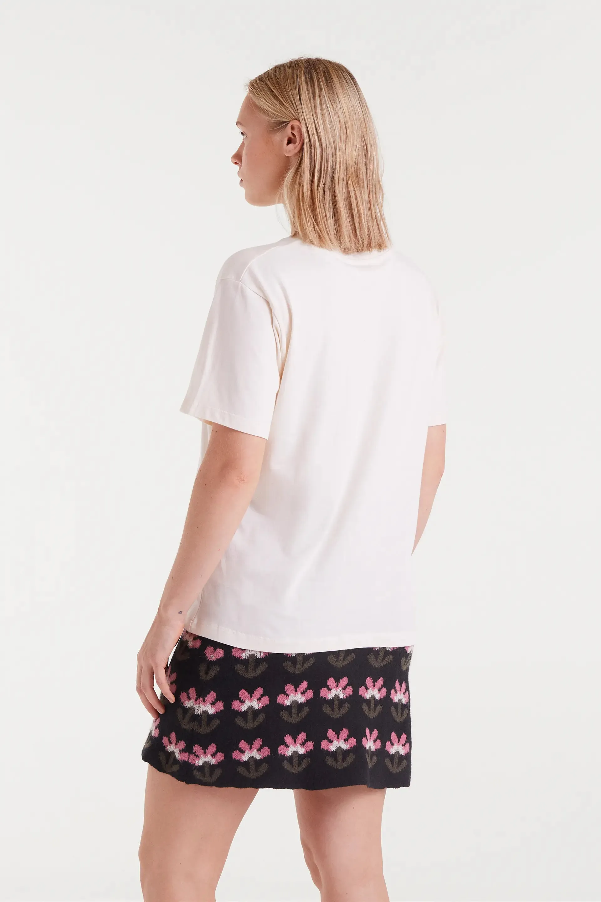 Camiseta 100% algodón con bordado floral sold by Compania Fantasica product image thumbnail 3