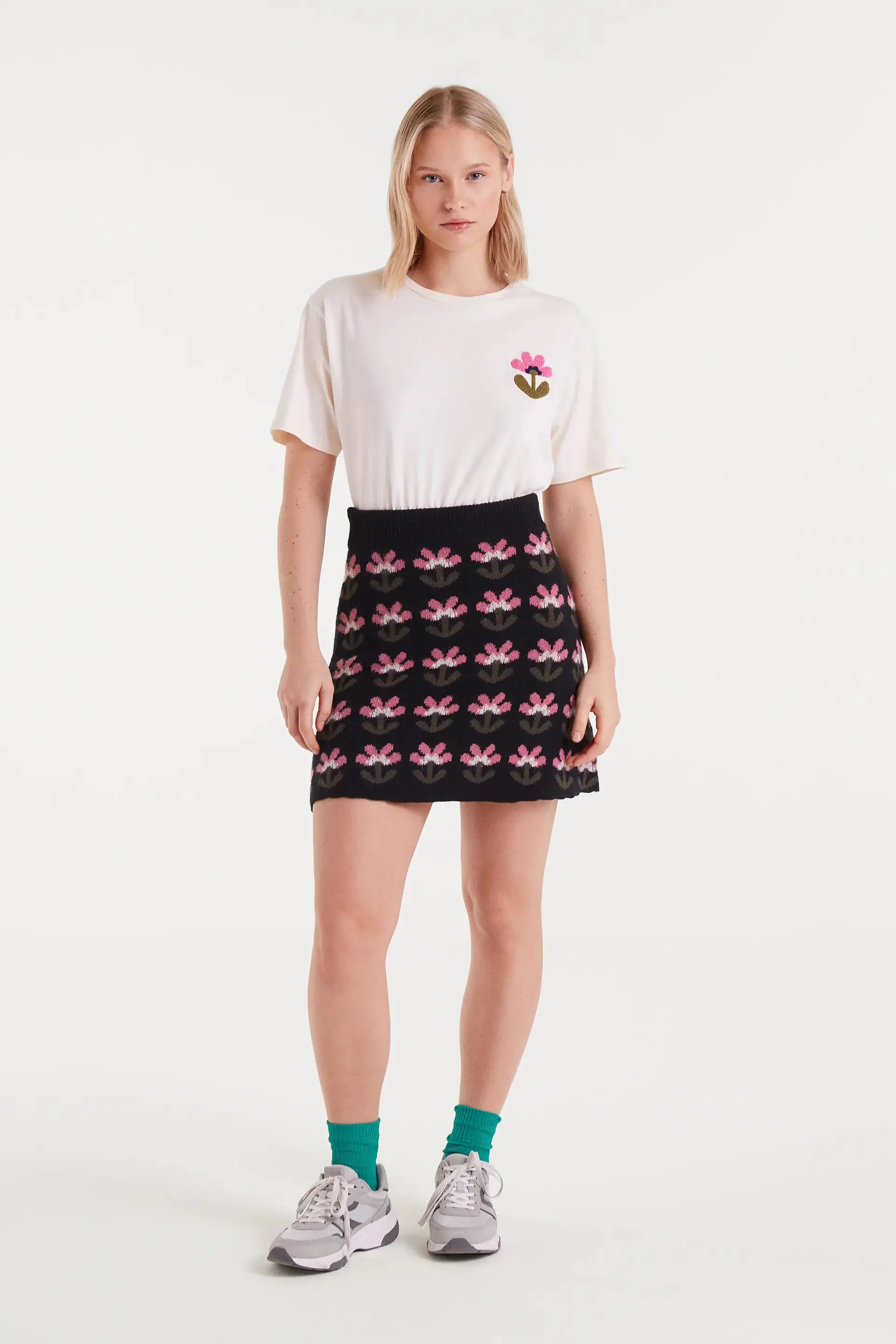 Camiseta 100% algodón con bordado floral sold by Compania Fantasica product image thumbnail 5