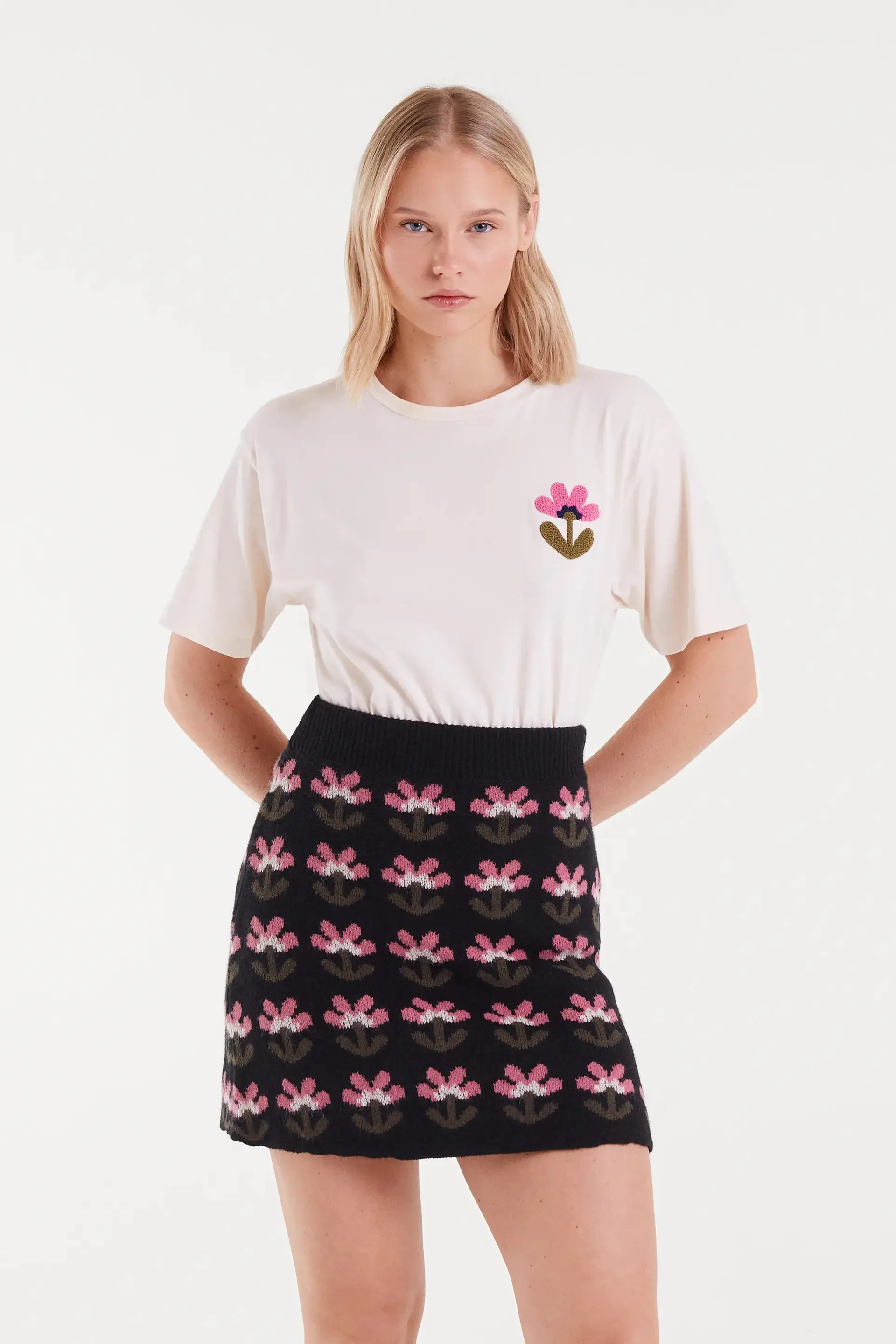 Camiseta 100% algodón con bordado floral sold by Compania Fantasica