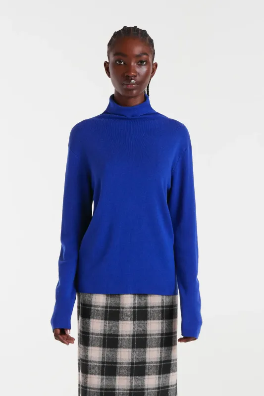 Top de punto fino azul sold by Compania Fantasica