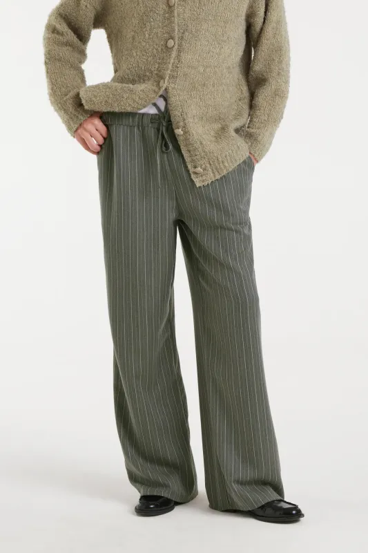 Pantalón de raya diplomática verde grisáceo sold by Compania Fantasica