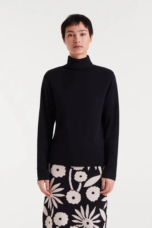 Top de punto fino negro sold by Compania Fantasica