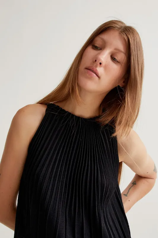 Vestigo largo plisado negro sold by Compania Fantasica