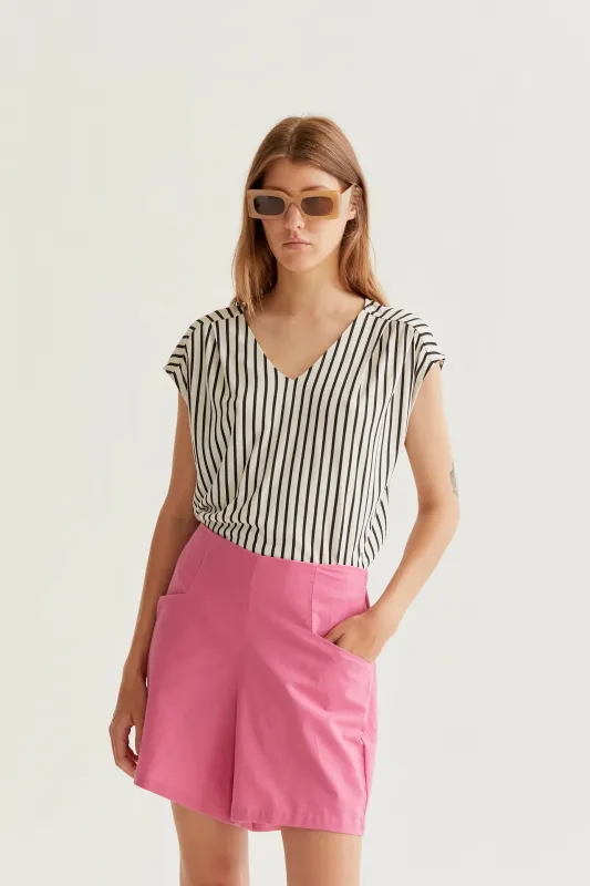 Camiseta con estampado rayas negras sold by Compania Fantasica