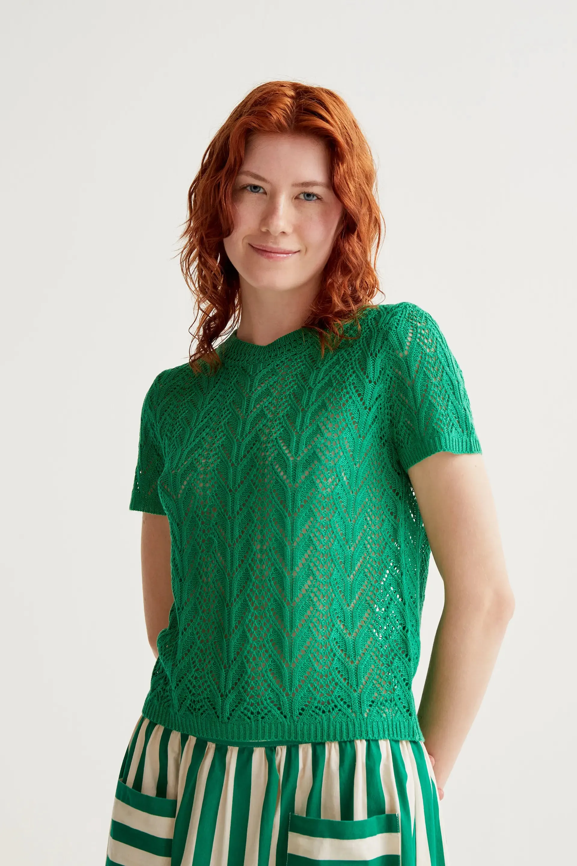 Top bordado calado en forma de flor verde sold by Compania Fantasica