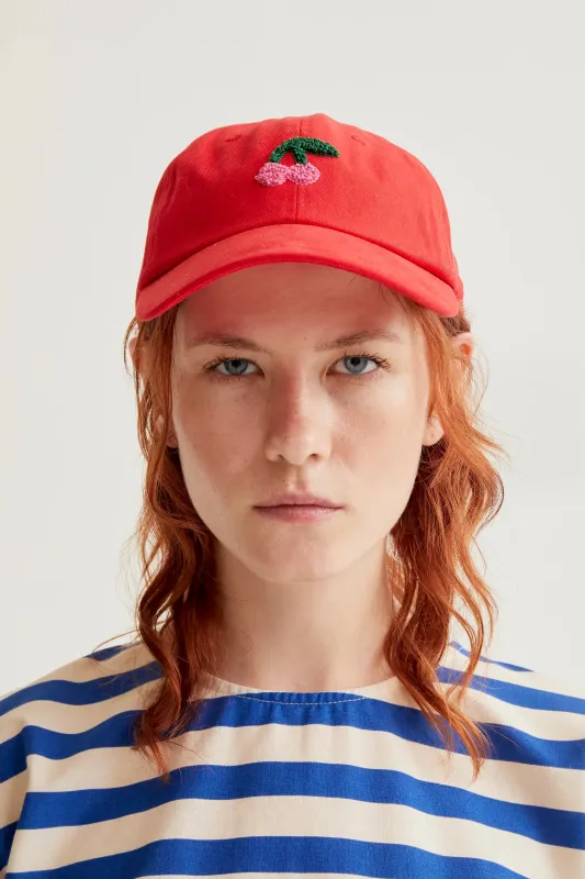 Gorra roja con bordado de cerezas made by Compania Fantasica