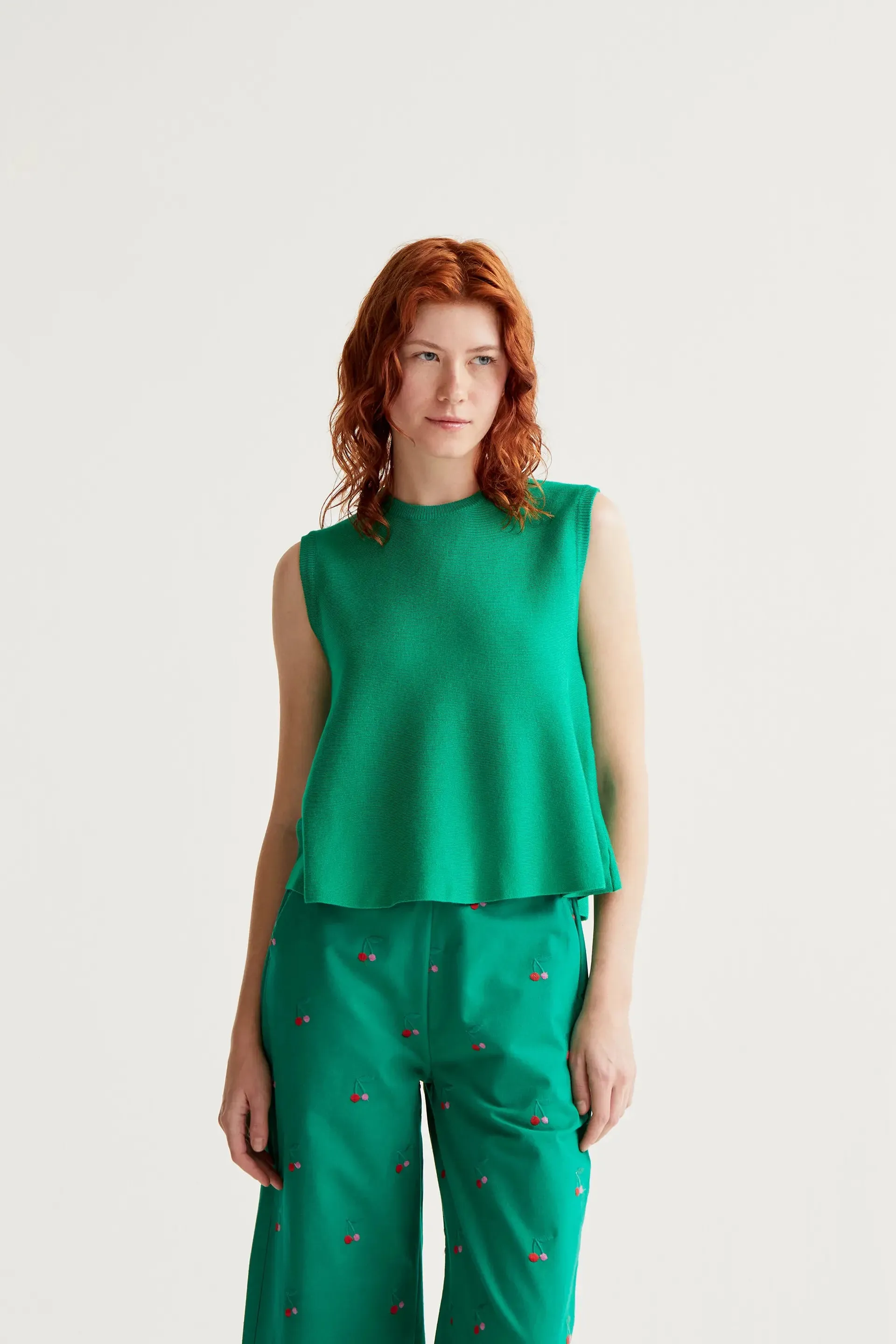 Top básico de punto verde sold by Compania Fantasica