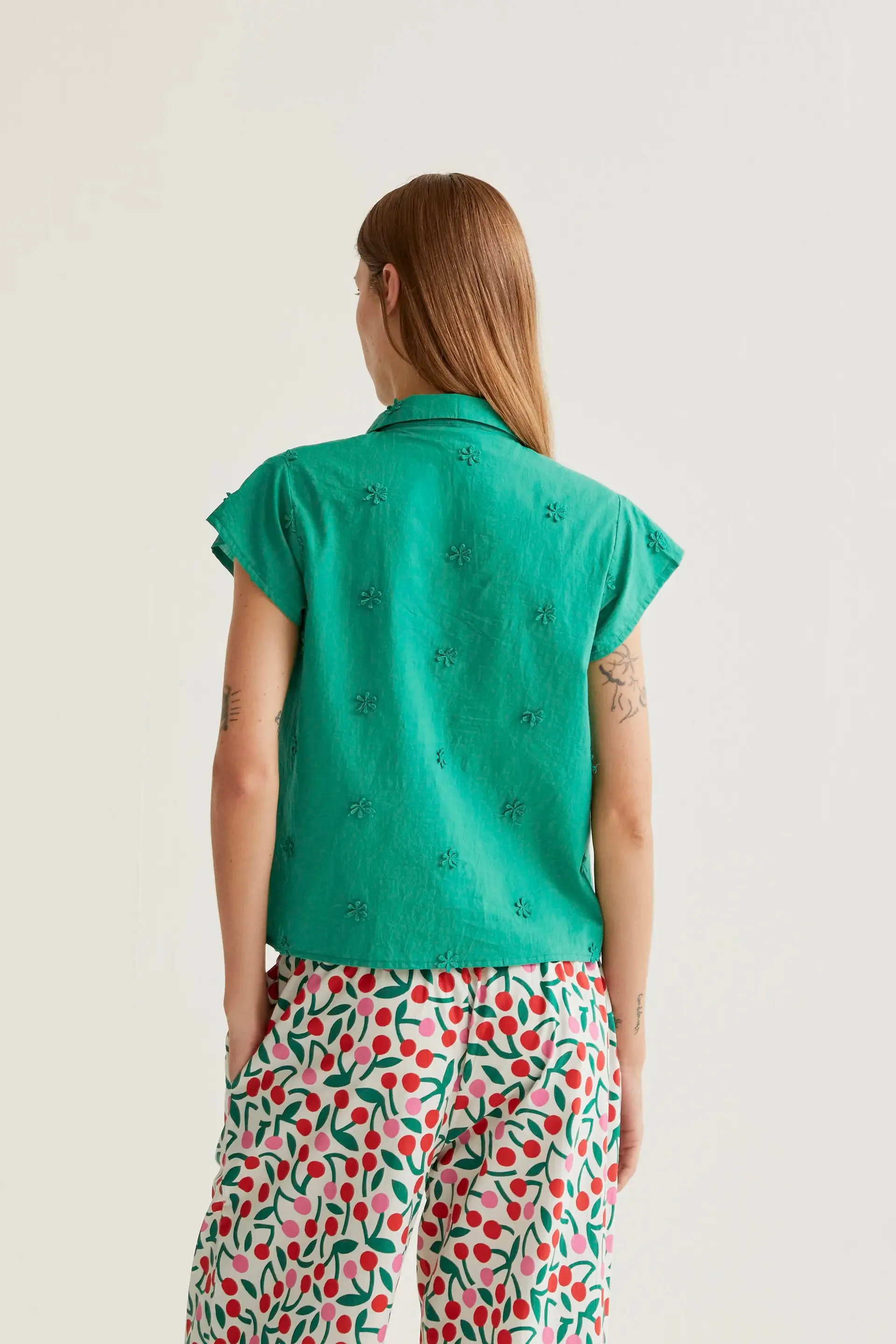 Camisa 100% algodón verde con bordado floral sold by Compania Fantasica product image thumbnail 3