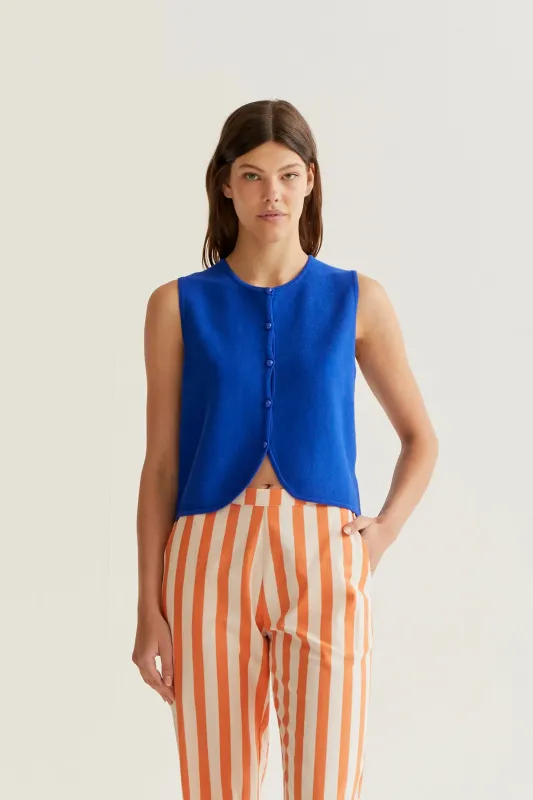 Top de punto azul con botones redondos made by Compania Fantasica
