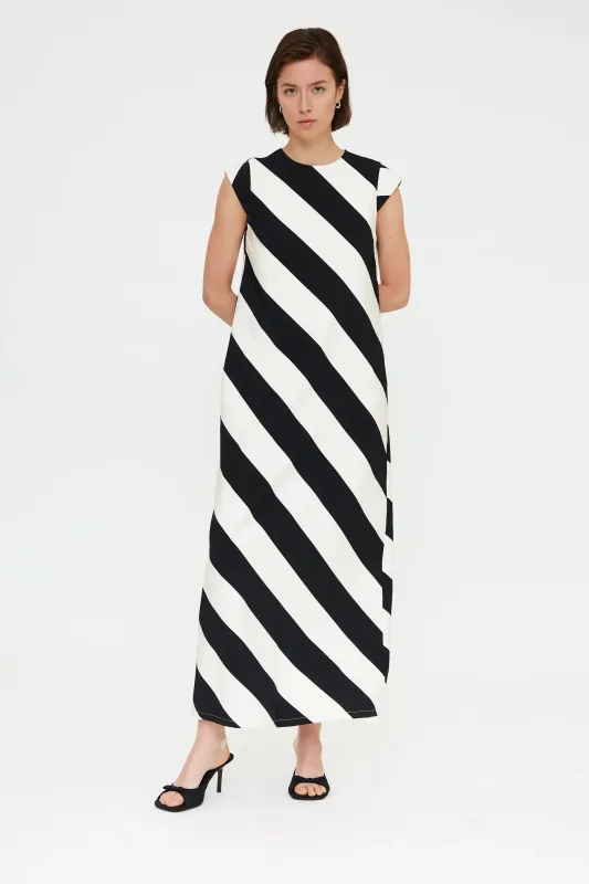 Vestido largo con estampado de rayas diagonales negro y blanco made by Compania Fantasica