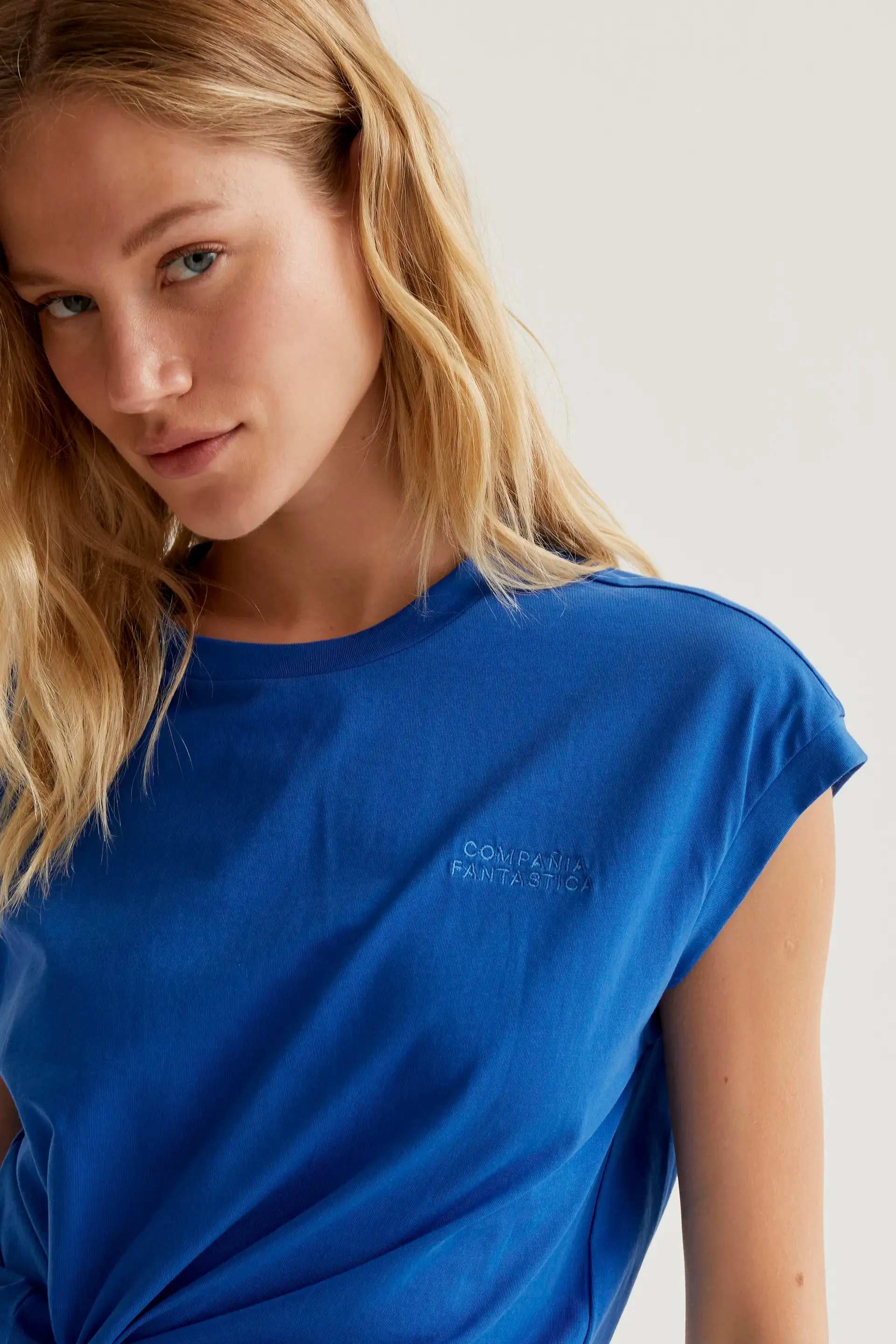 Camiseta 100% algodón azul sold by Compania Fantasica product image thumbnail 4