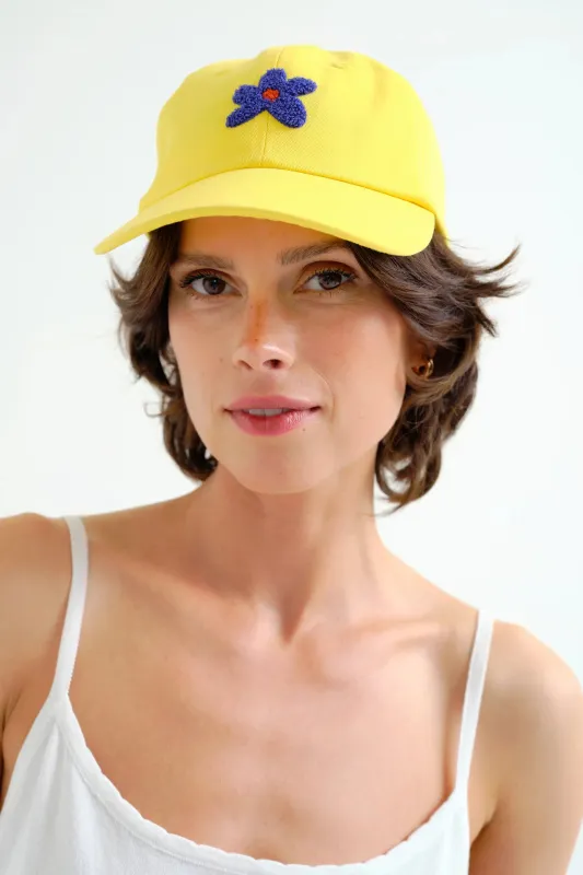 Gorra amarilla con bordado de flor azul made by Compania Fantasica