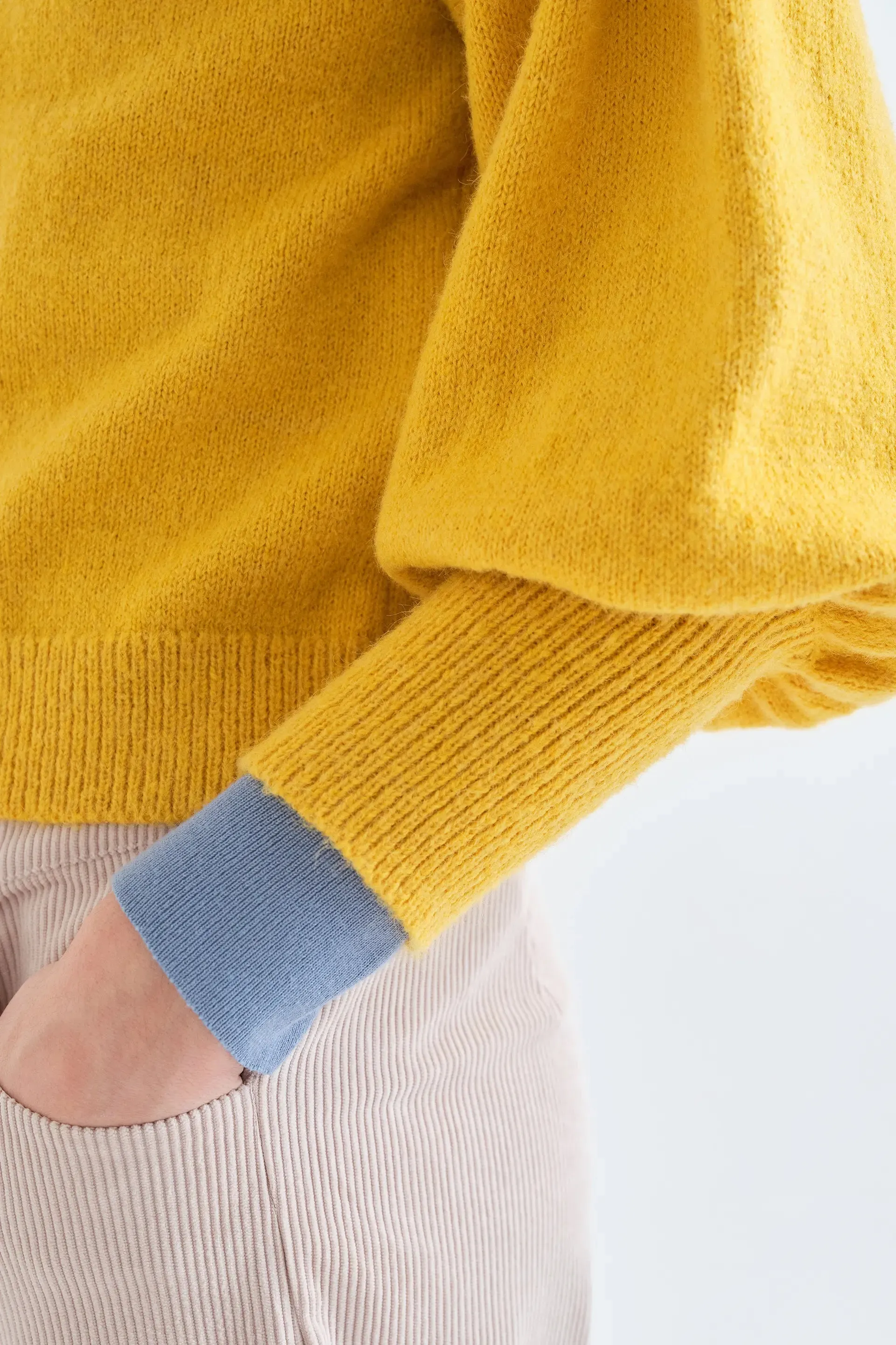 Jersey básico de punto amarillo sold by Compania Fantasica product image thumbnail 3