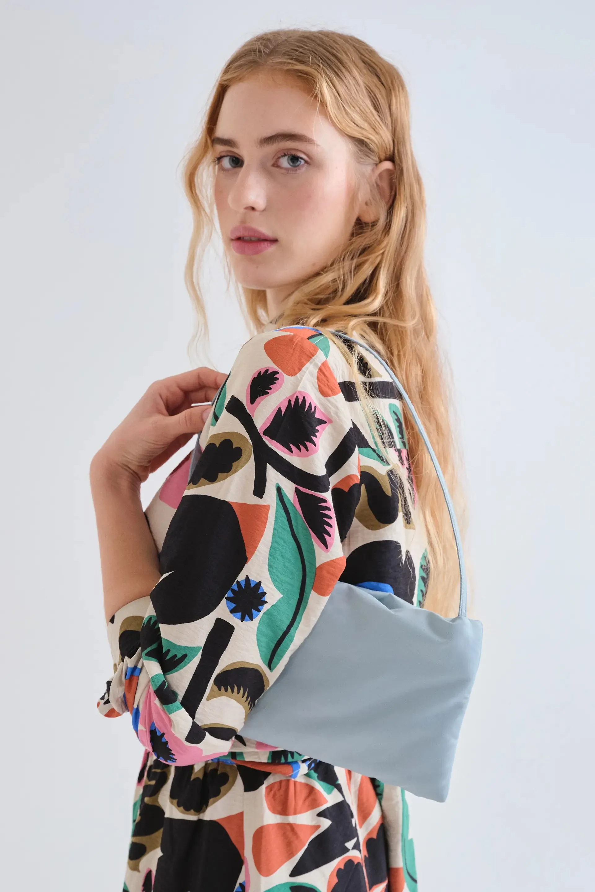 Camisa con estampado Neo Garden sold by Compania Fantasica product image thumbnail 5