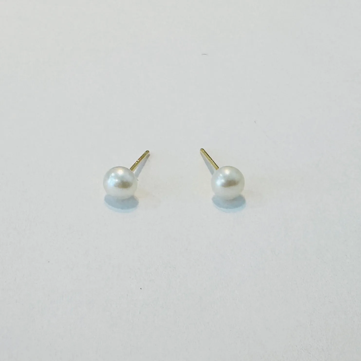 pearl button studs, 4 mm sold by Theodosia