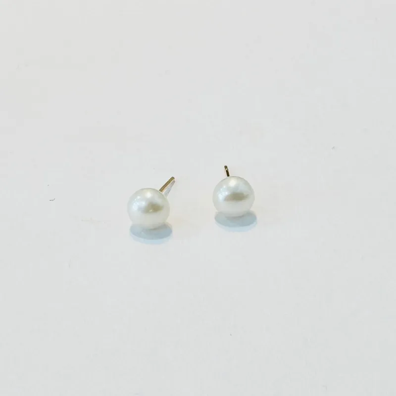 pearl button studs, 6 mm made by Theodosia