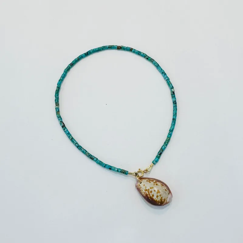 Shell ankle bracelet made by Theodosia