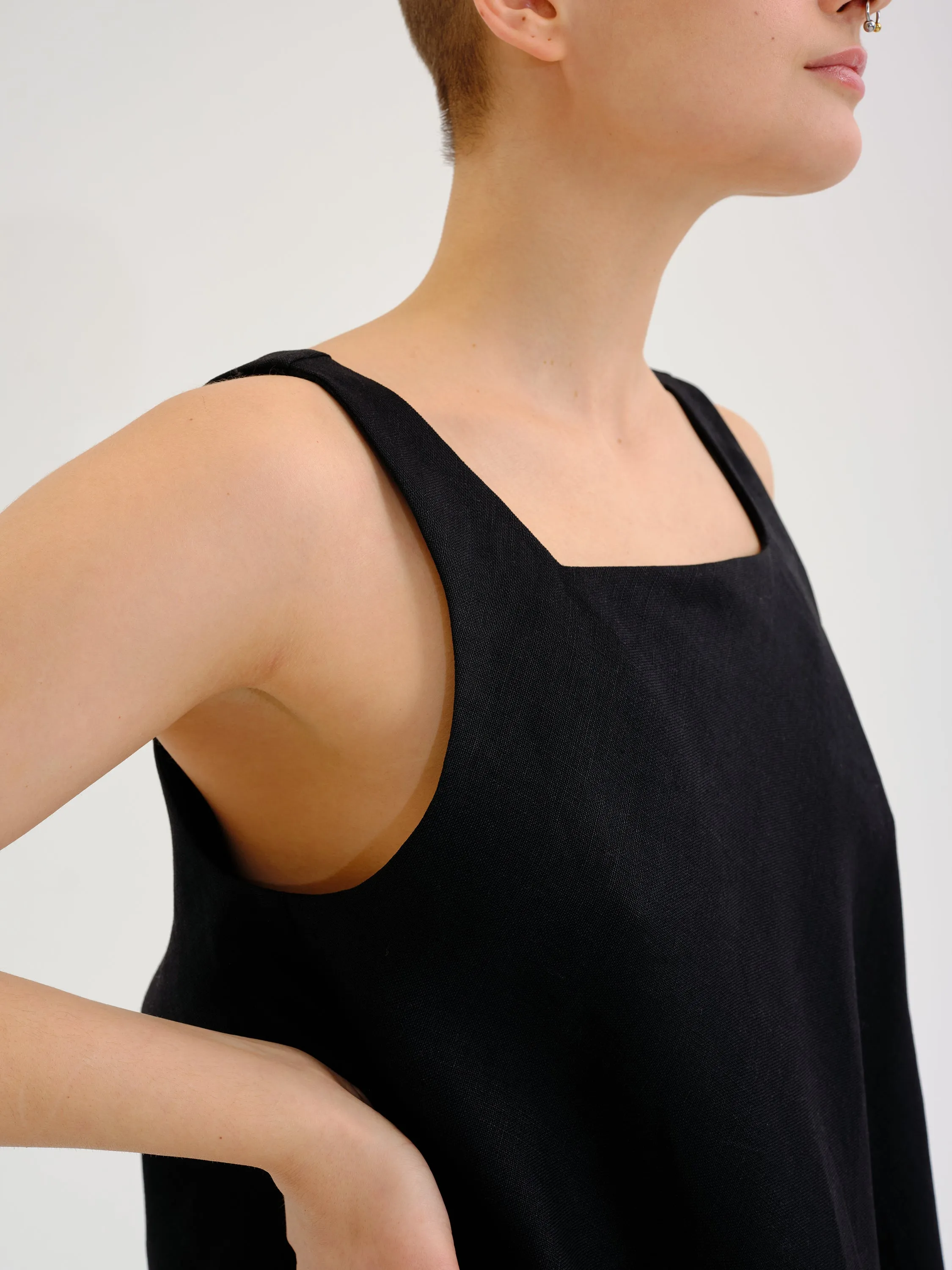 NILI black flare linen dress sold by Odeyalo product image thumbnail 3
