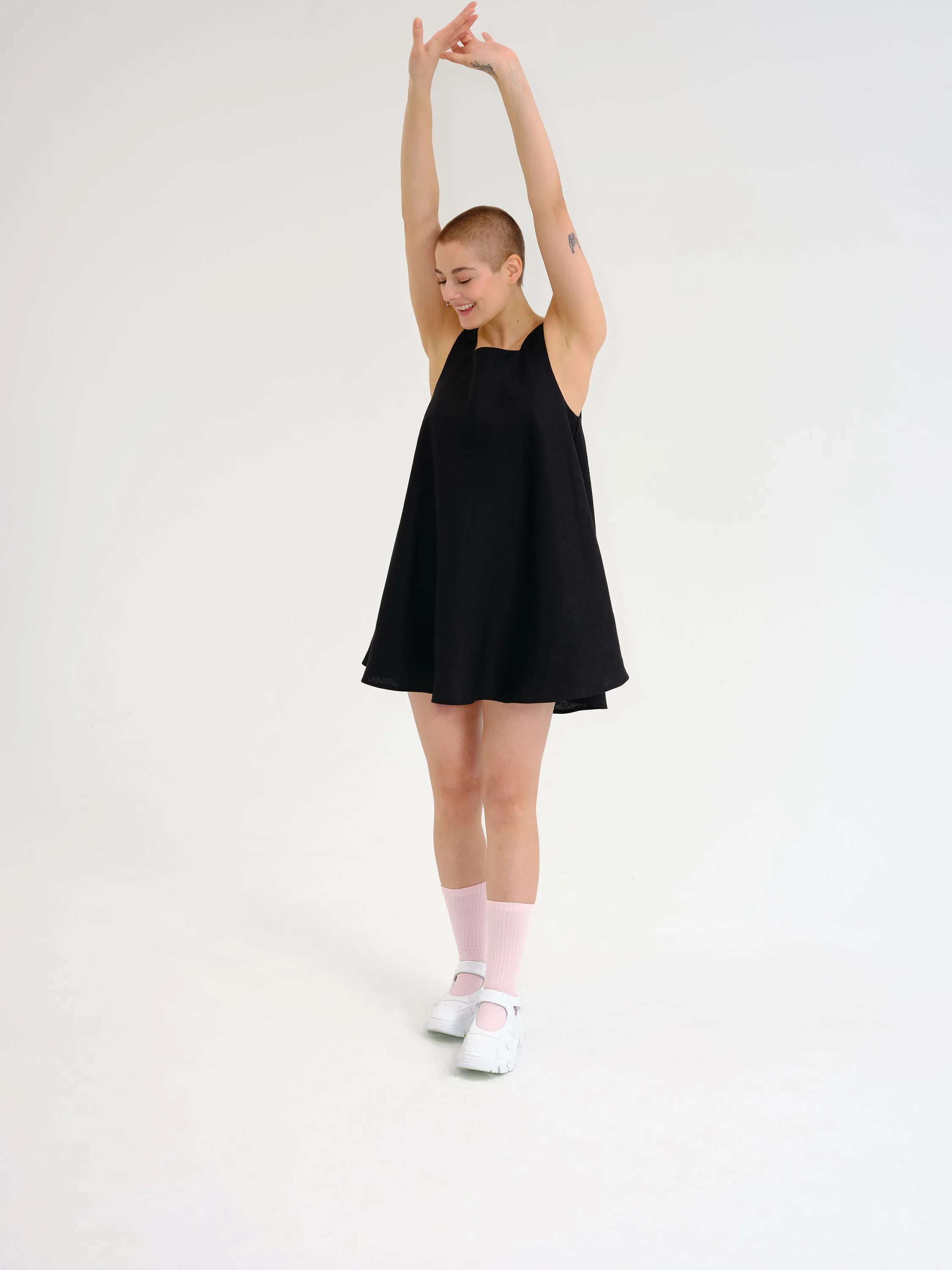 NILI black flare linen dress sold by Odeyalo product image thumbnail 2