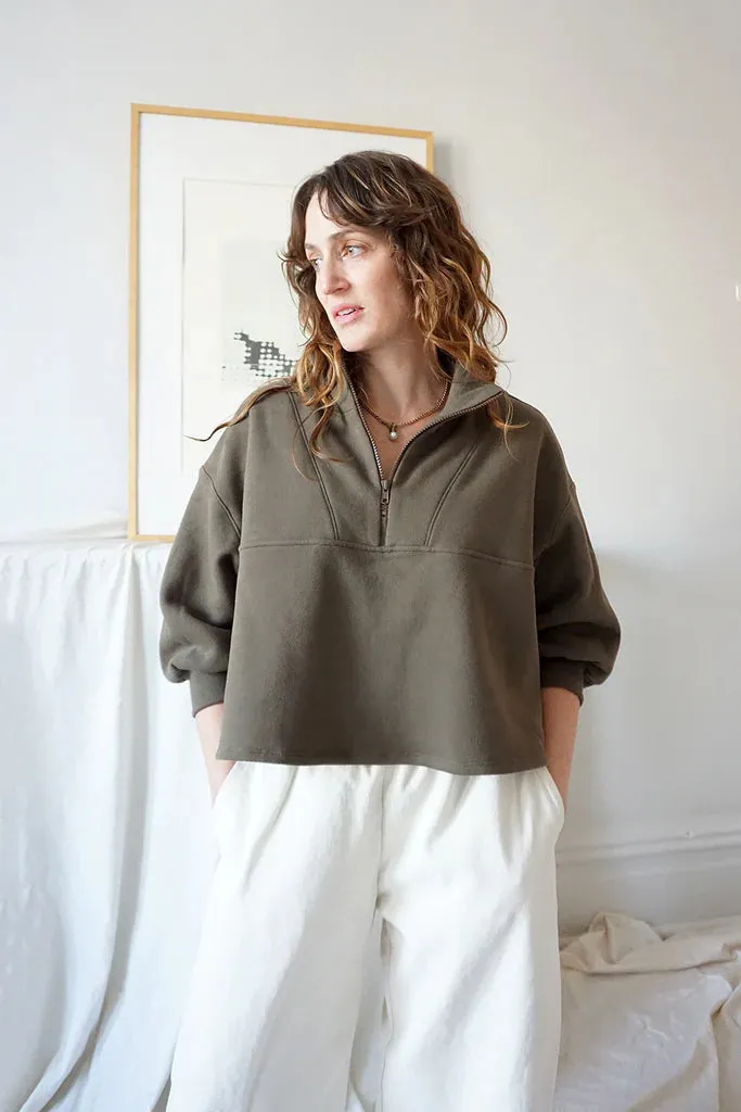 URSA MINOR - Shrunken Half Zip - olive sold by Odeyalo