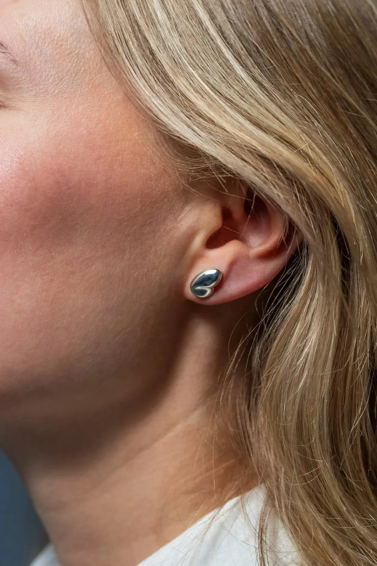 Séola atelier - Feuille stud earring sold by Odeyalo product image thumbnail 4