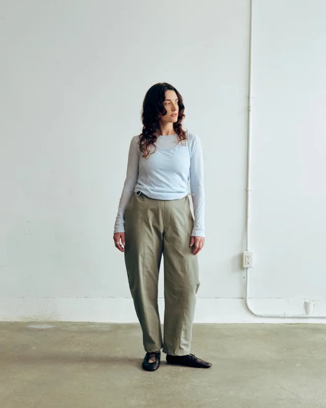 VERI - Sunny Curved Trousers, Sage made by Odeyalo