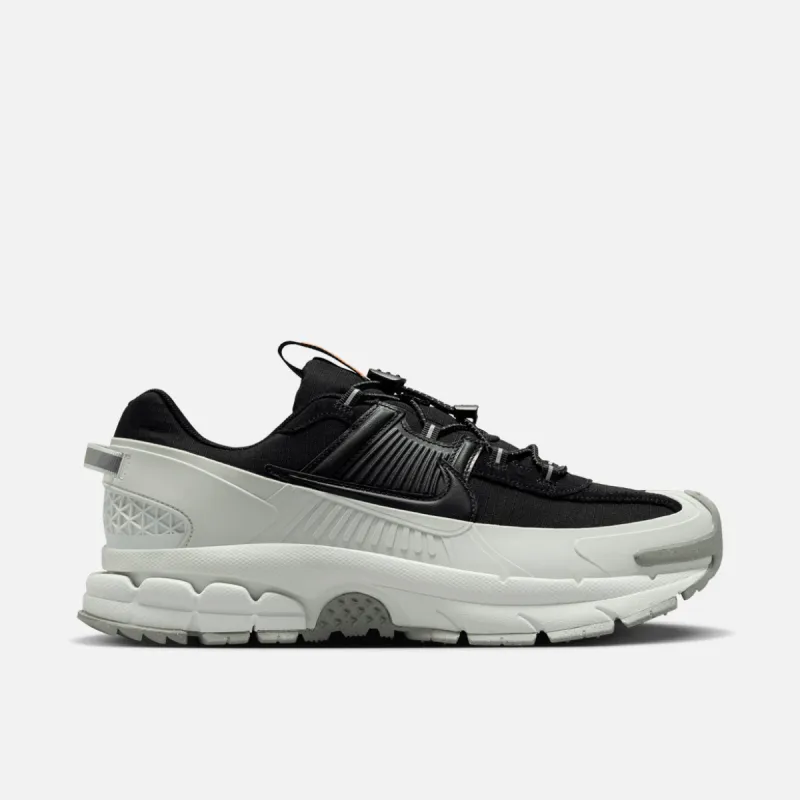 ZOOM VOMERO ROAM - BLACK / LIGHT SILVER sold by Lapstone & Hammer