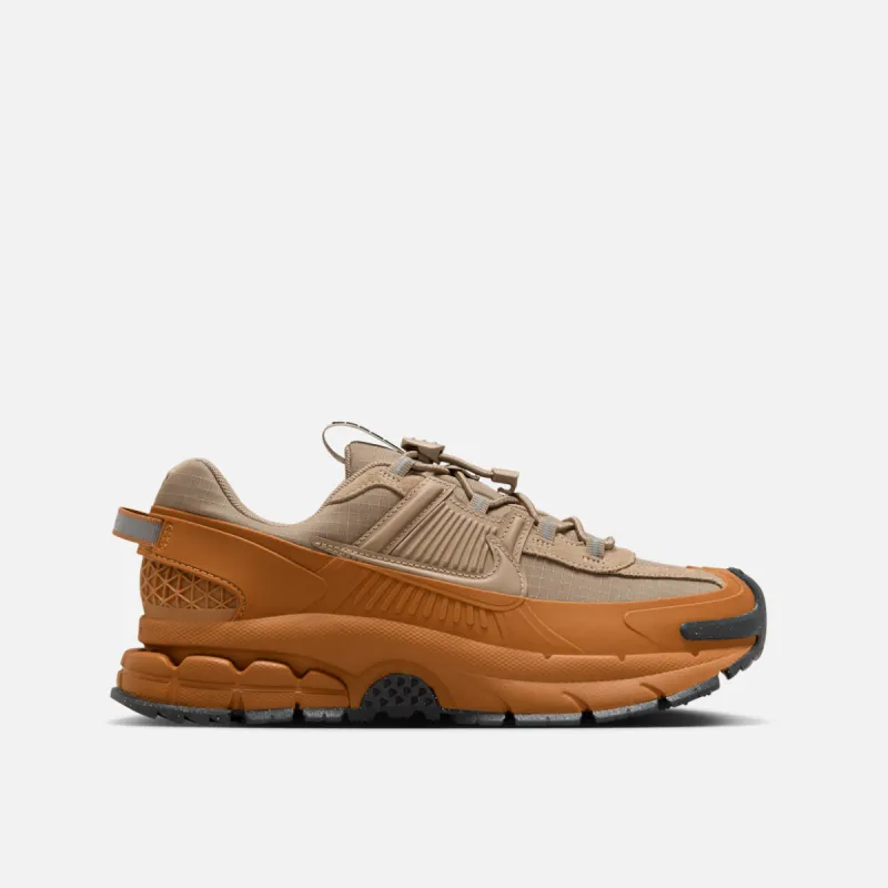 WMNS ZOOM VOMERO ROAM - FLAX / KHAKI sold by Lapstone & Hammer