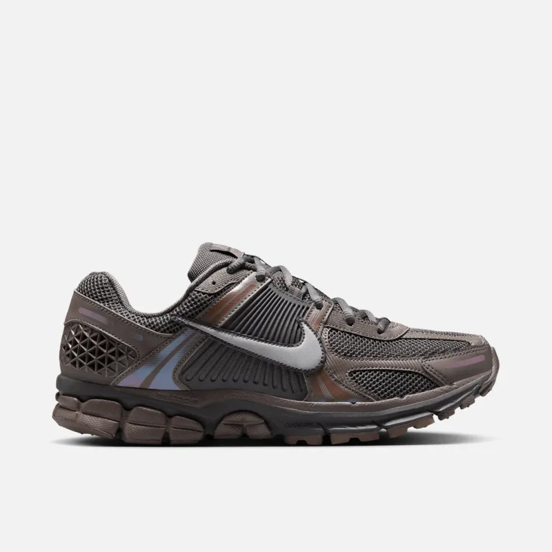 ZOOM VOMERO 5 - CAVE STONE / METALLIC SILVER sold by Lapstone & Hammer