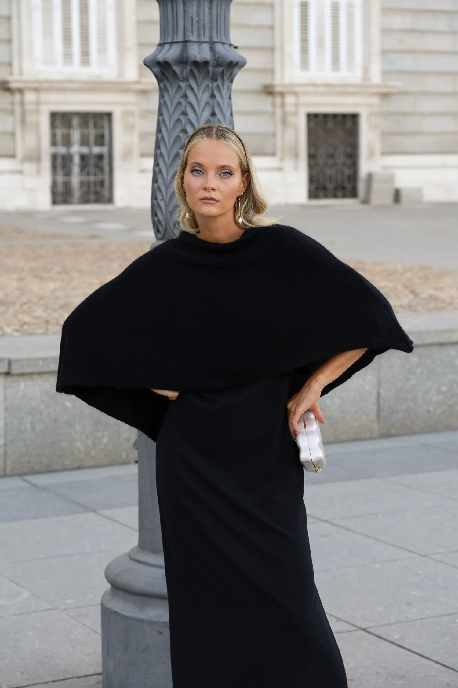 Poncho Inaya Negro sold by Lady Pipa product image thumbnail 2