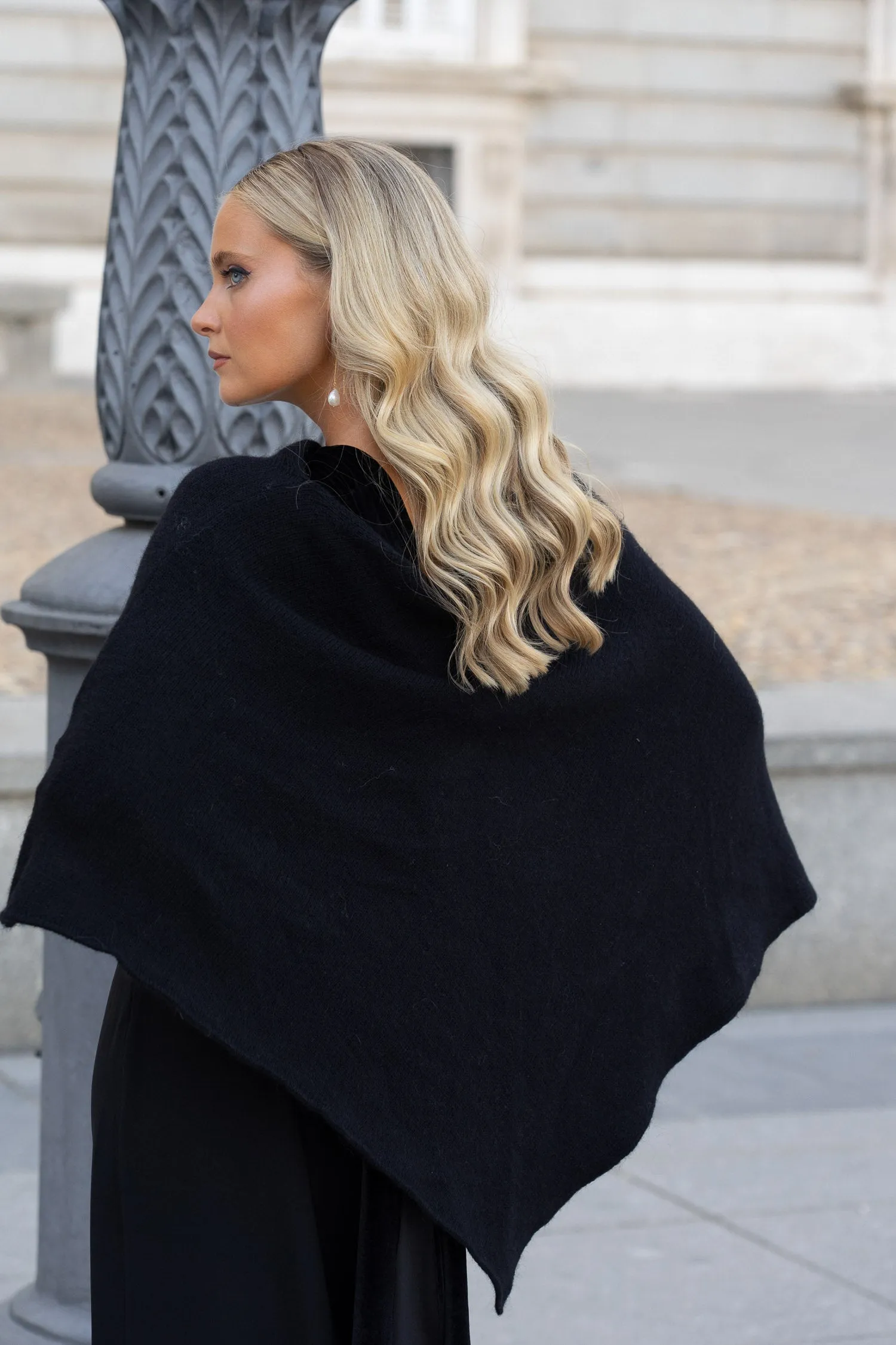 Poncho Inaya Negro sold by Lady Pipa product image thumbnail 3