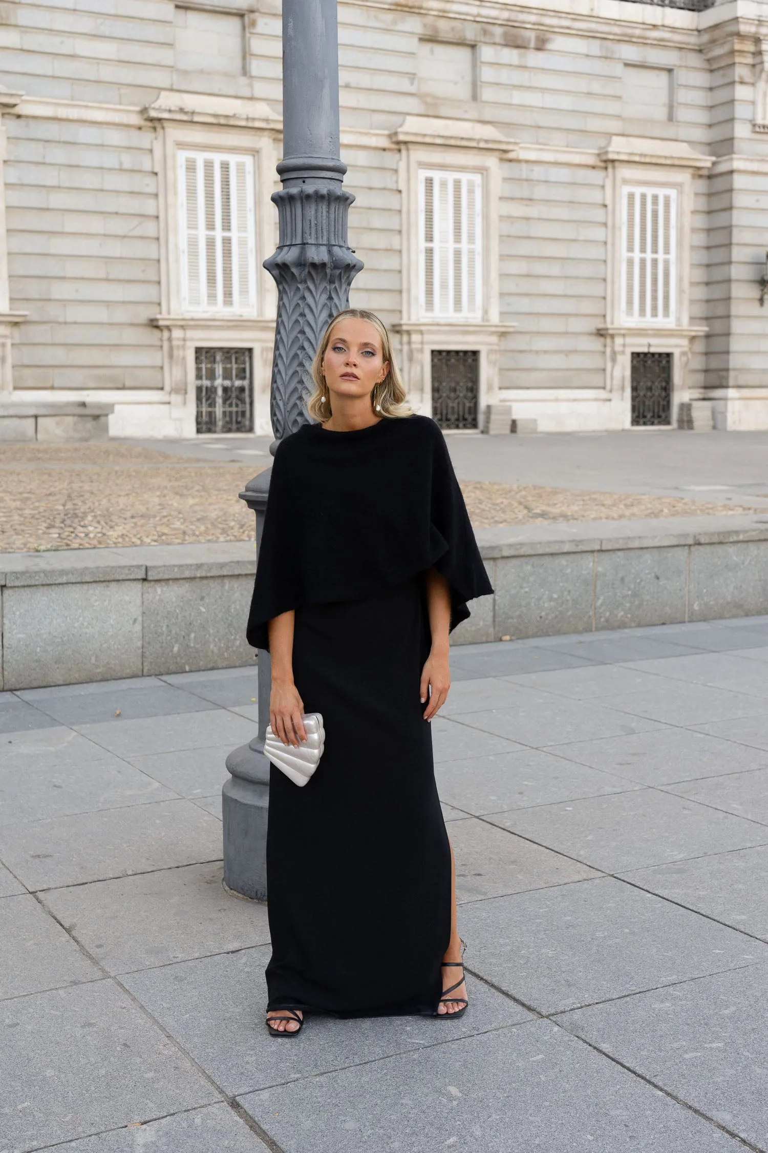 Poncho Inaya Negro sold by Lady Pipa product image thumbnail 5