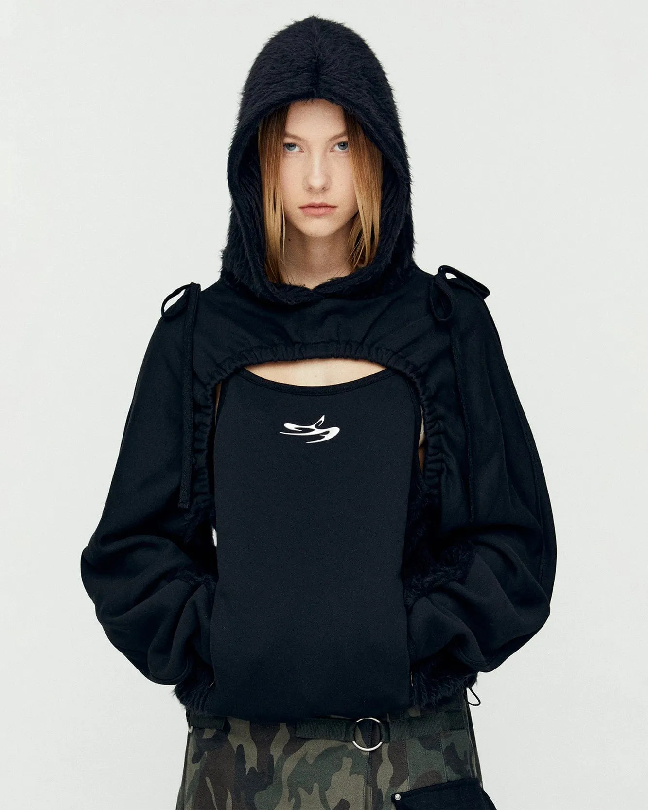 (ESSENTIAL) CUT OUT SHIRRING HOODIE atb1193w(BLACK) sold by Andersson Bell