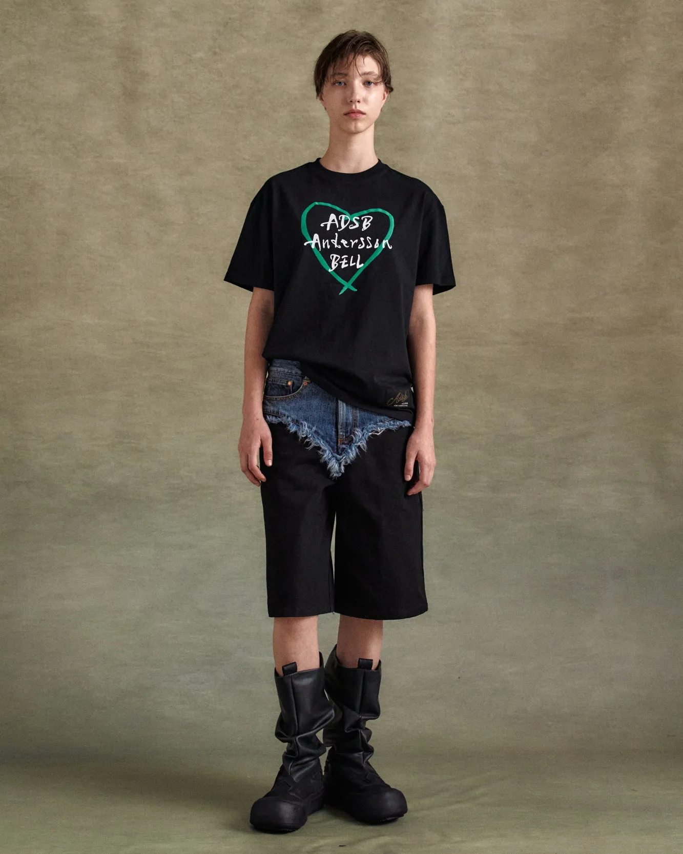 UNISEX HEART KELLY LOGO T-SHIRTS atb1290u(BLACK) sold by Andersson Bell product image thumbnail 5