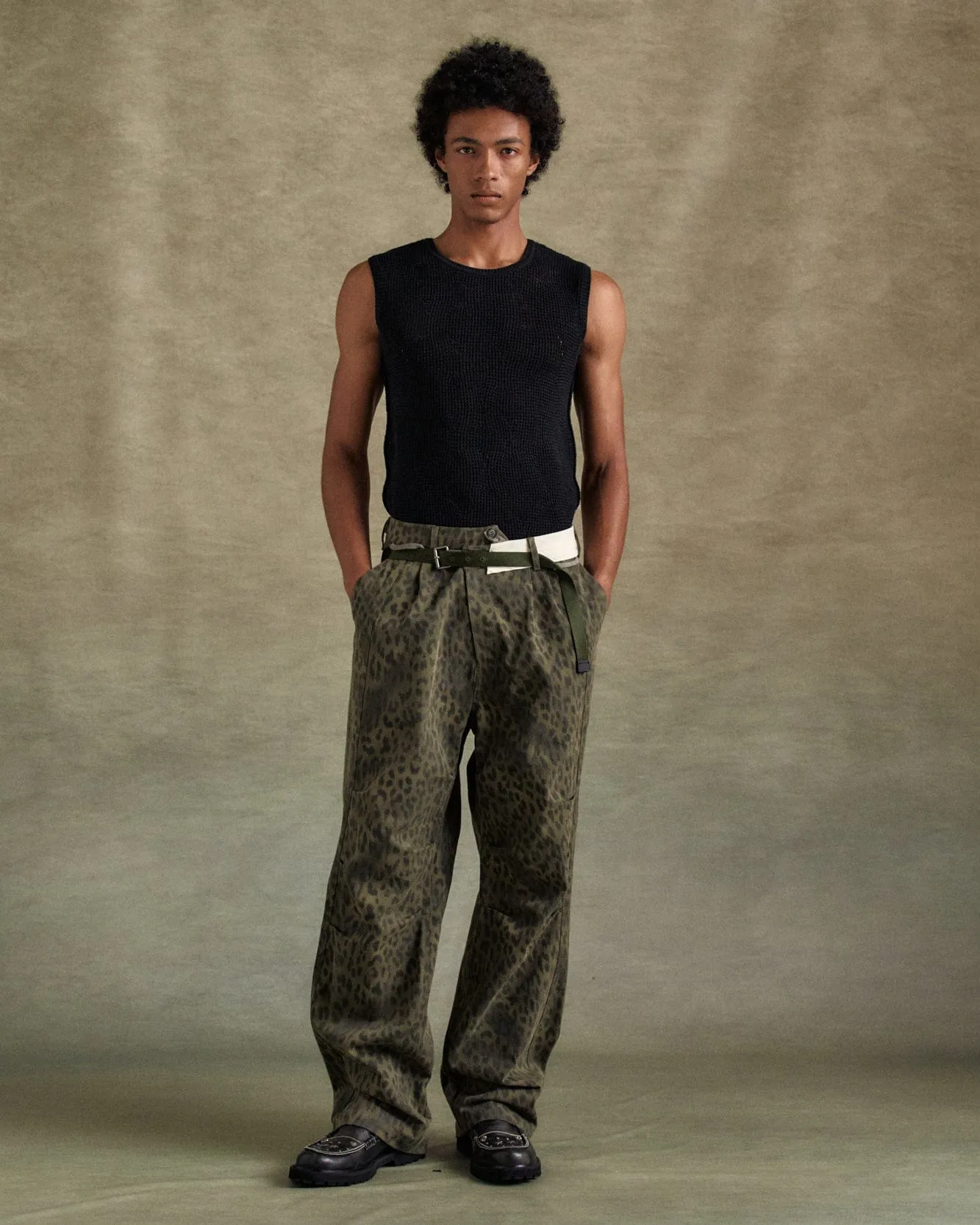 UNISEX LEOPARD CROSS-OVER WIDE JEANS apa803u(KHAKI) sold by Andersson Bell