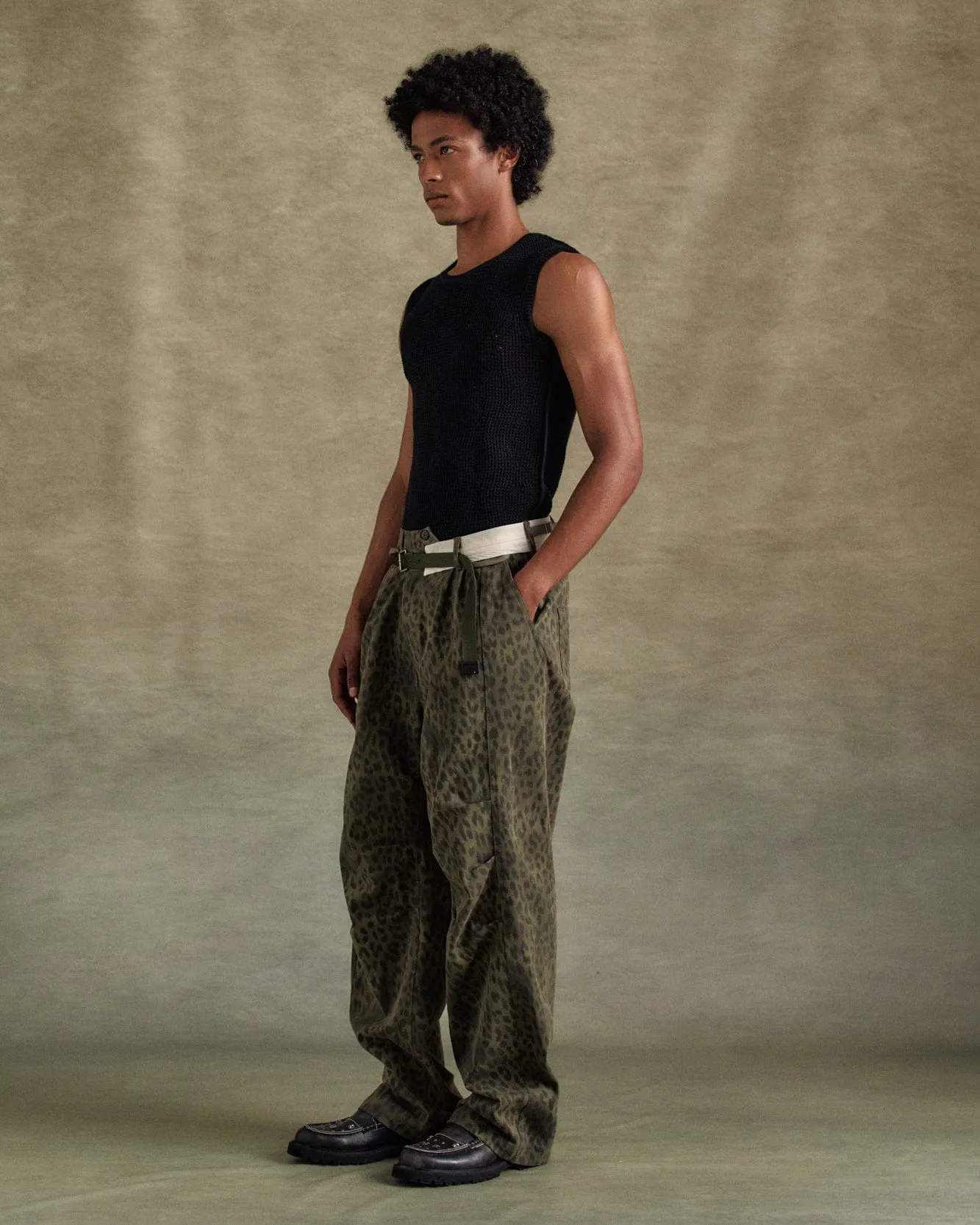 UNISEX LEOPARD CROSS-OVER WIDE JEANS apa803u(KHAKI) sold by Andersson Bell product image thumbnail 5