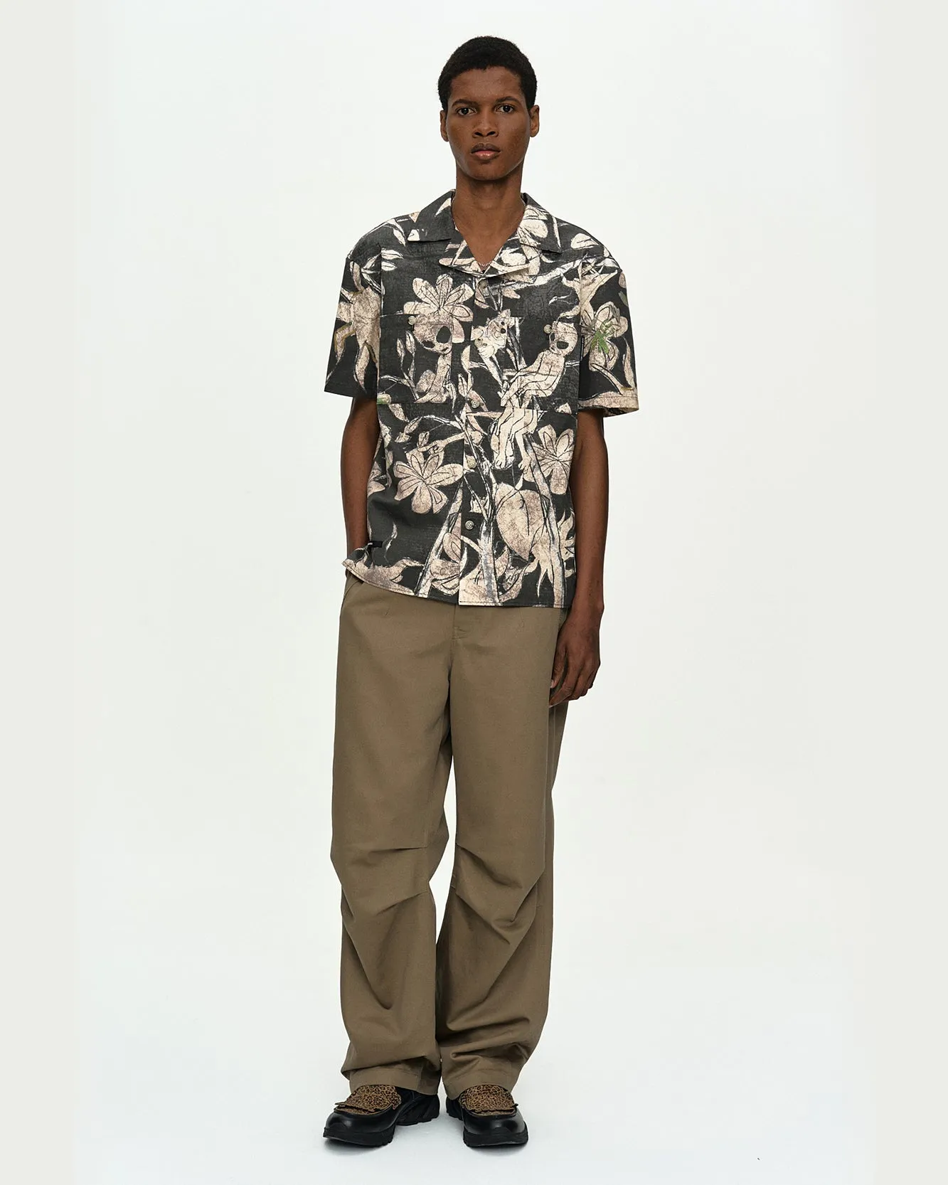 FLOWER PRINTED OPEN COLLAR SHIRT atb1529m(BLACK/BEIGE) sold by Andersson Bell product image thumbnail 4