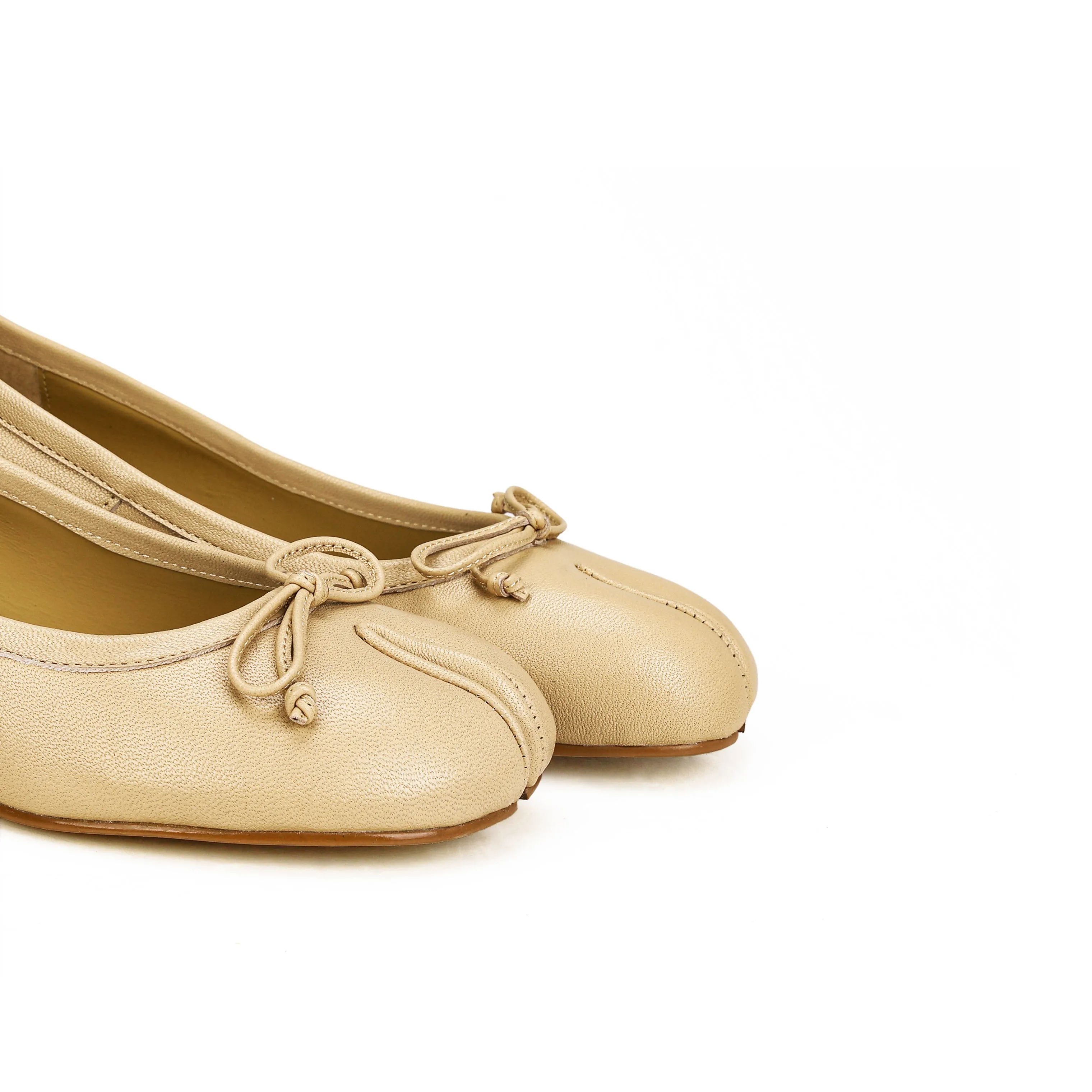 WoodchuckSato Beige Sheep Leather Tabi 3 cm Heel Pumps with Bow sold by WoodChuckSato product image thumbnail 3