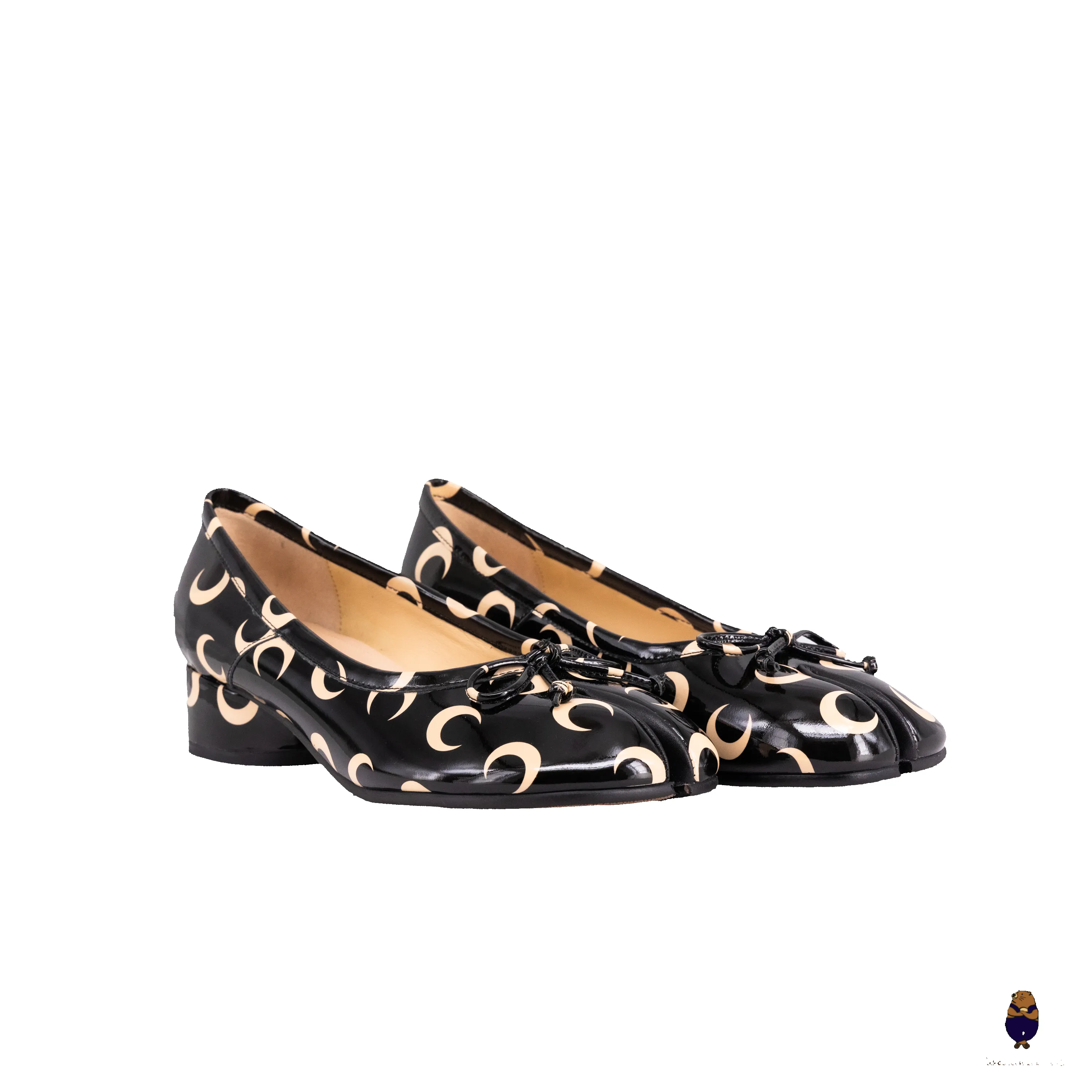 WoodchuckSato Black Patent Cow Leather Tabi 3 cm Heel Pumps with Beige Crescent Pattern & Bow sold by WoodChuckSato