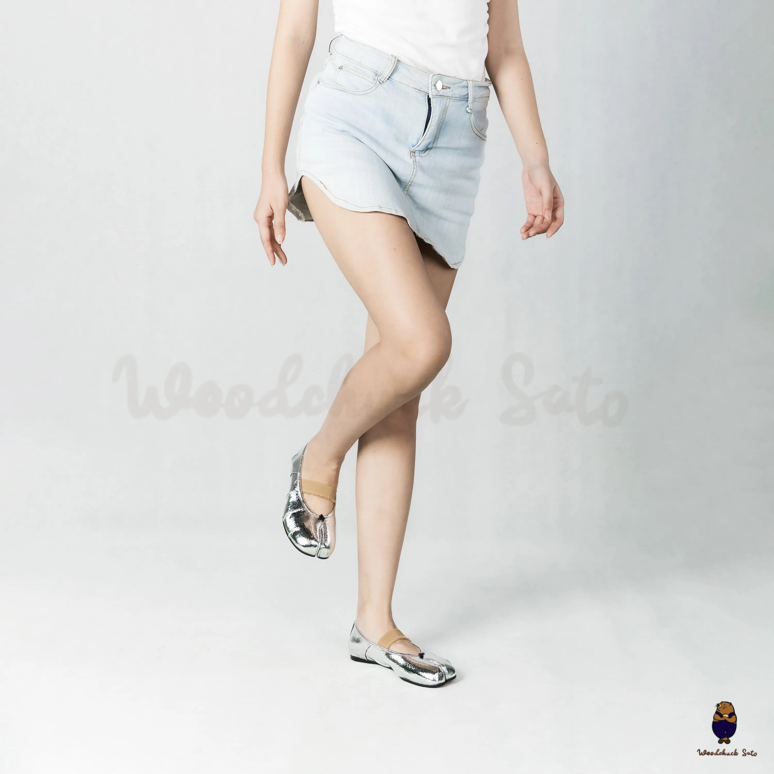 WoodchuckSato Silver Cracked Fold Leather Tabi Mules With Beige Elastic Strap sold by WoodChuckSato product image thumbnail 4