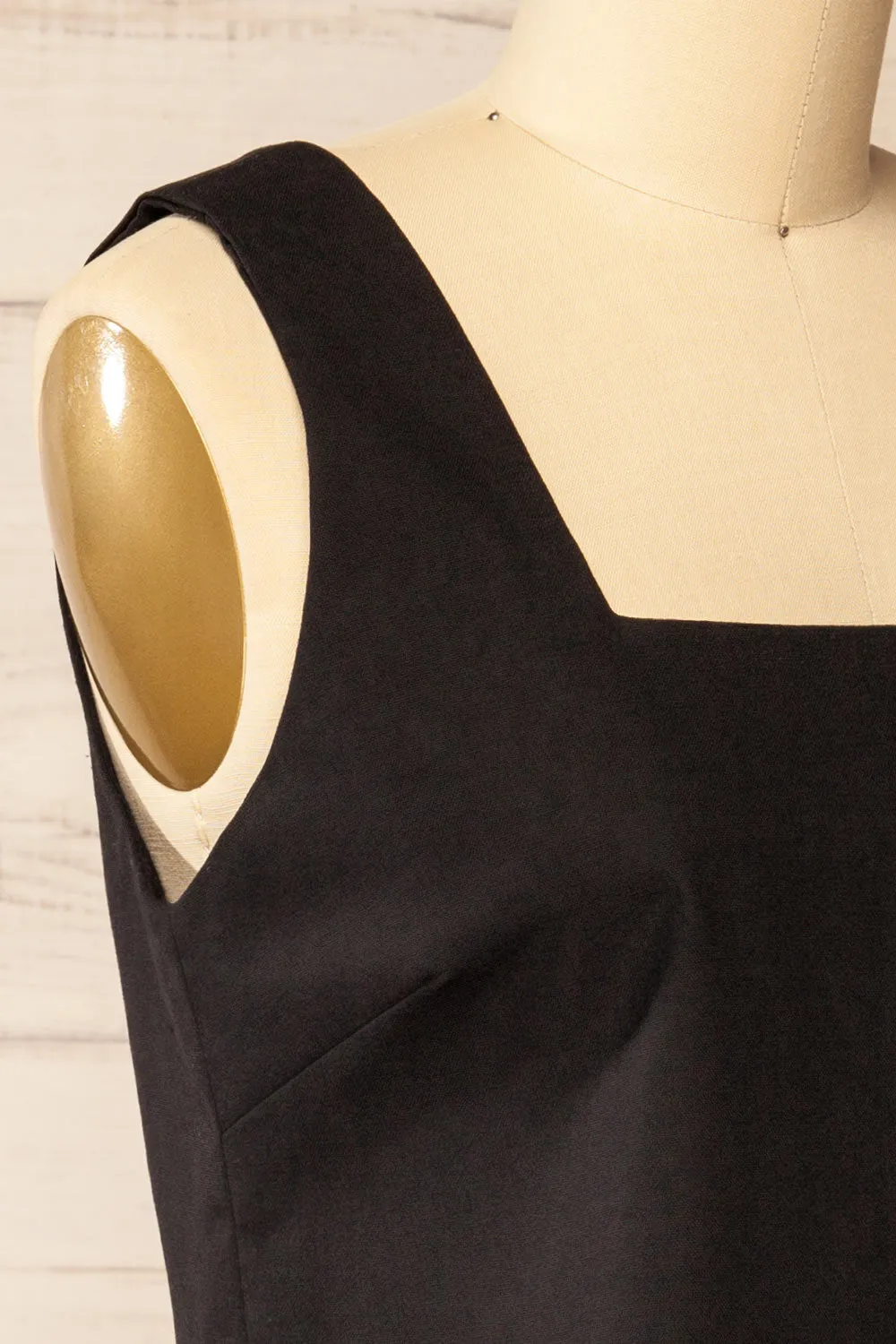 Lukla Black | Cropped Linen Tank Top sold by Boutique 1861 product image thumbnail 4