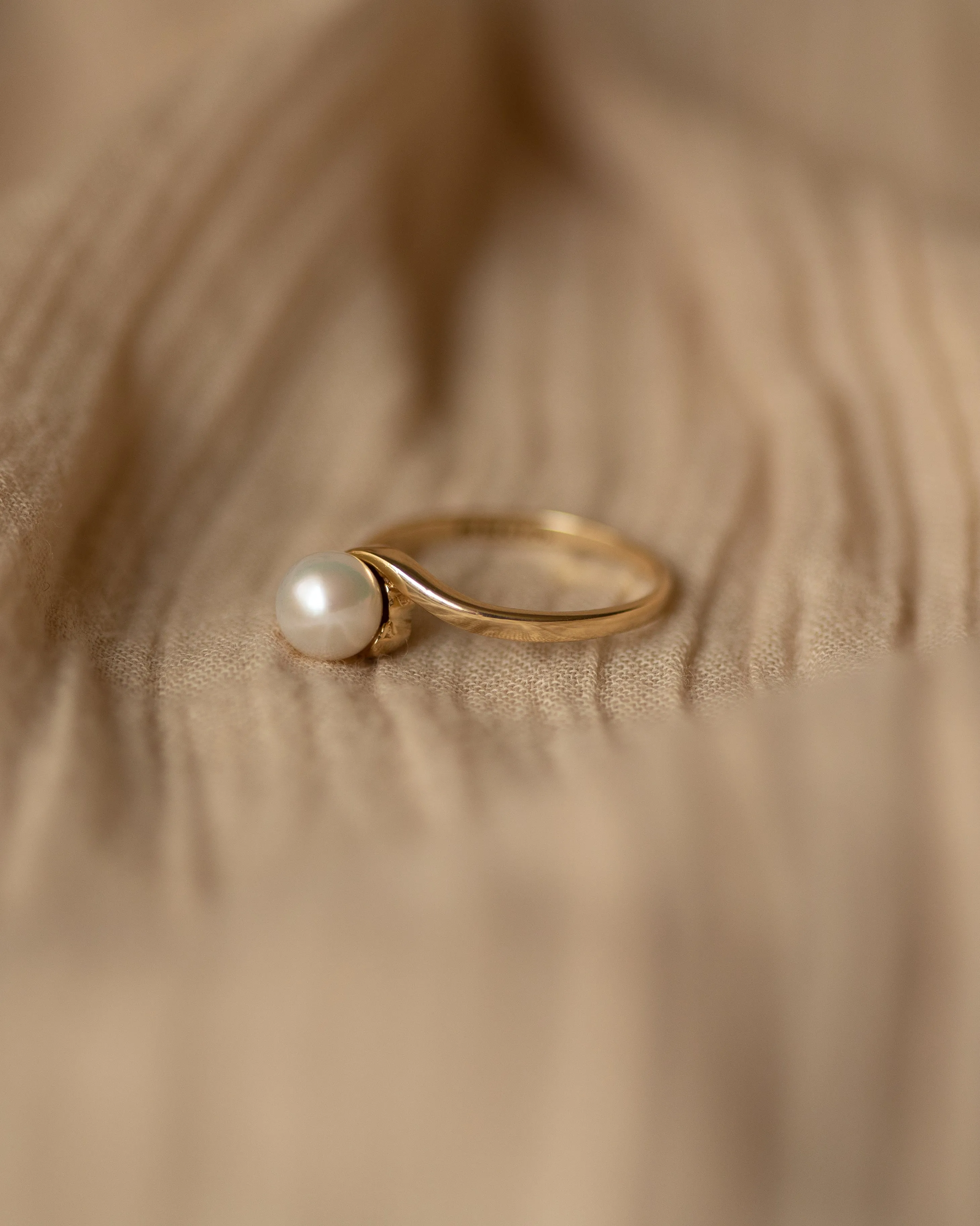 Claudette 1989 Vintage 9ct Gold Pearl Crossover Ring sold by Rock n Rose product image thumbnail 4