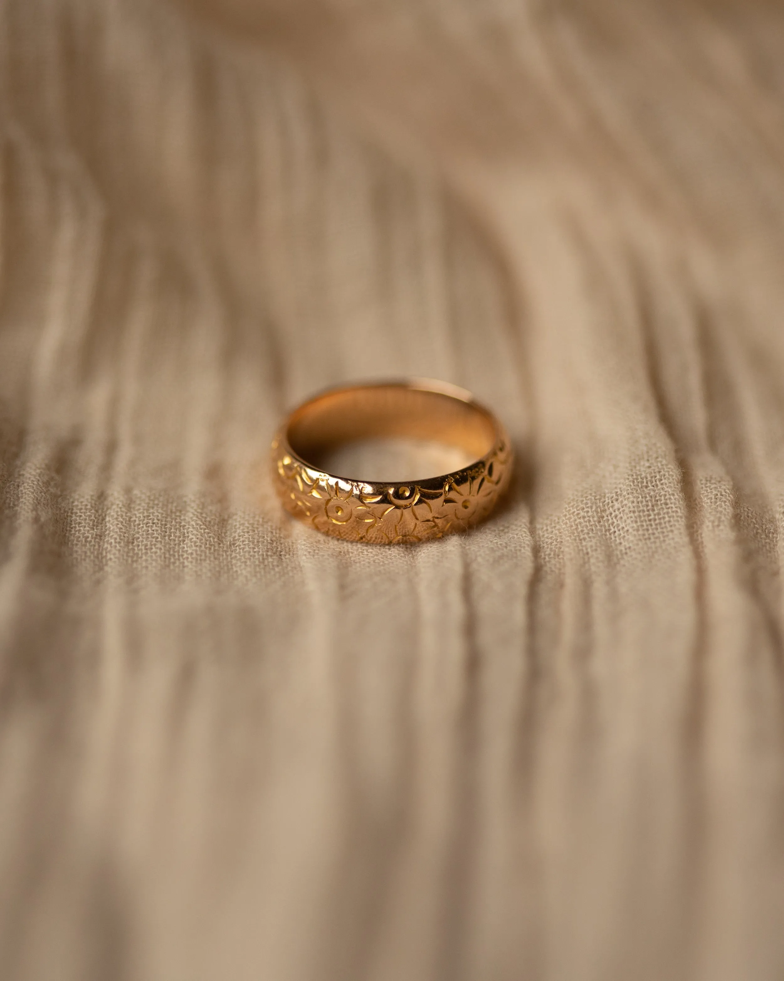 Dahlia 1960 Vintage 22ct Gold Floral Wedding Band Ring sold by Rock n Rose product image thumbnail 4