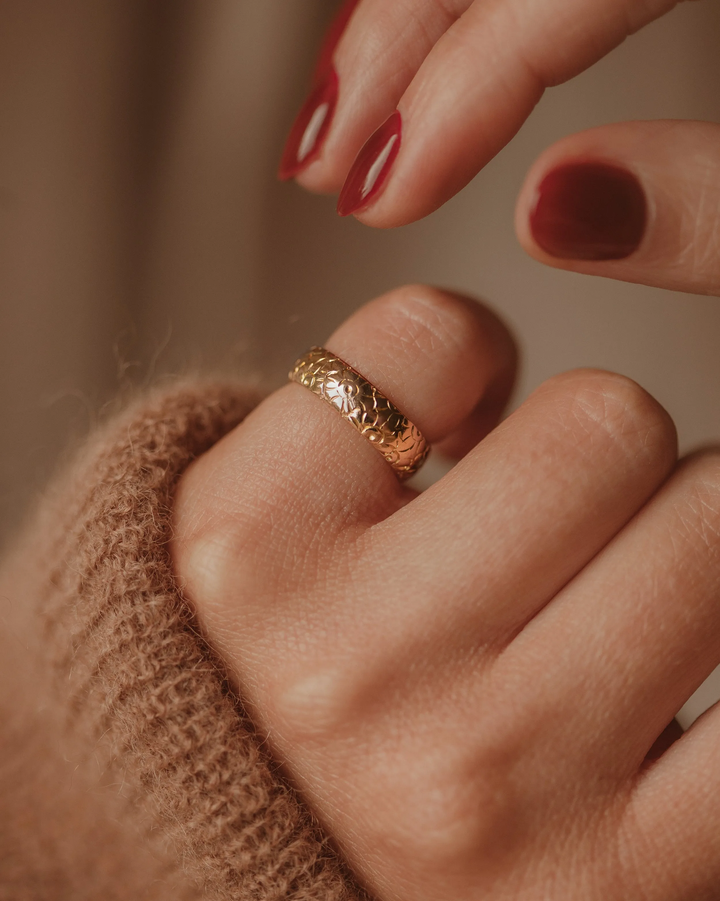 Dahlia 1960 Vintage 22ct Gold Floral Wedding Band Ring sold by Rock n Rose product image thumbnail 2