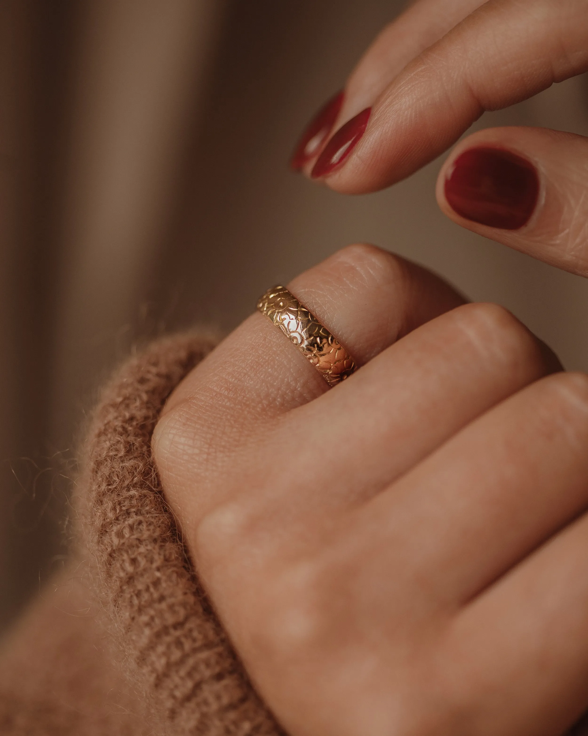 Dahlia 1960 Vintage 22ct Gold Floral Wedding Band Ring sold by Rock n Rose product image thumbnail 3