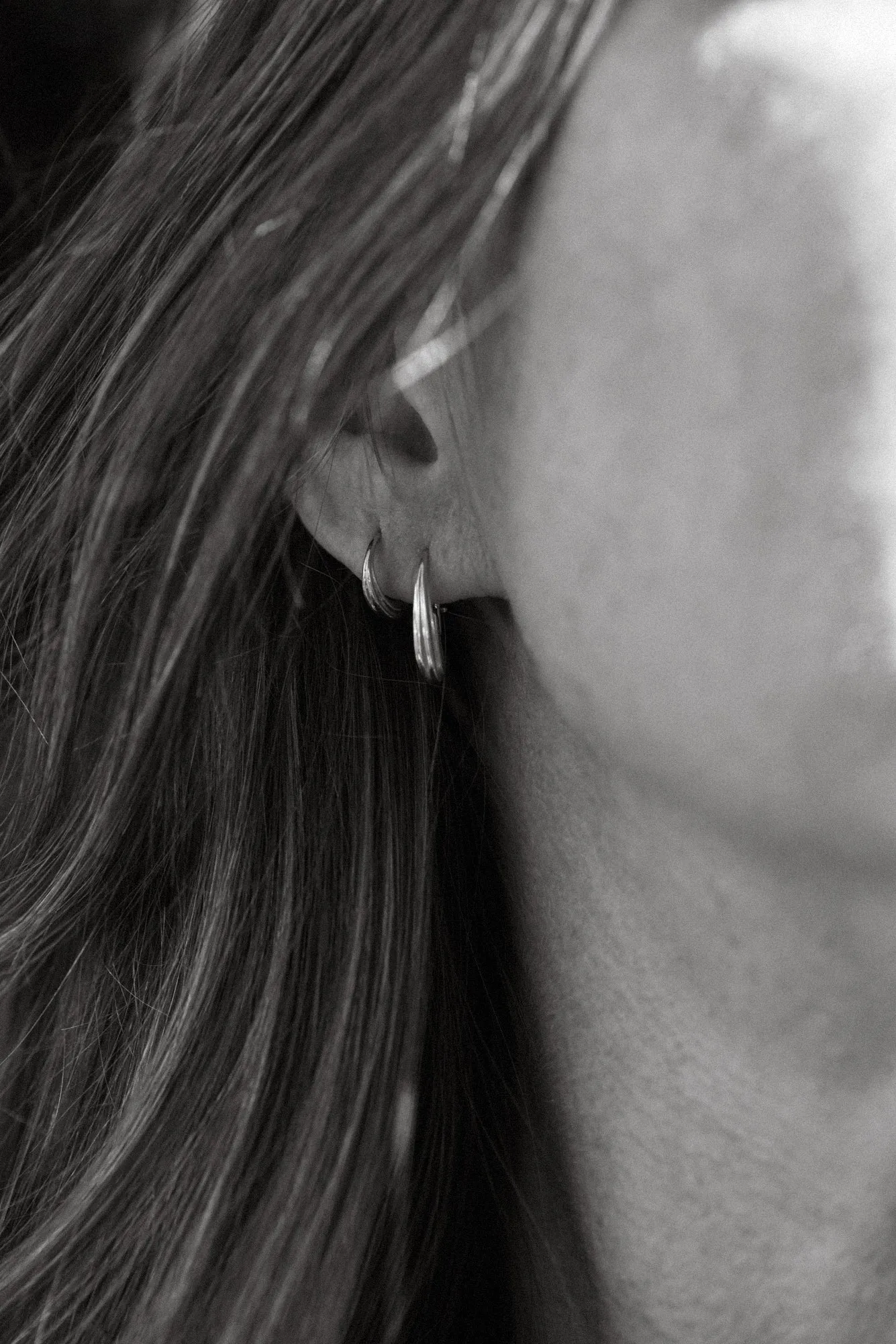 Ribbed Medium Oval Sempre Hoop in 14k Yellow Gold sold by Leigh Miller product image thumbnail 4