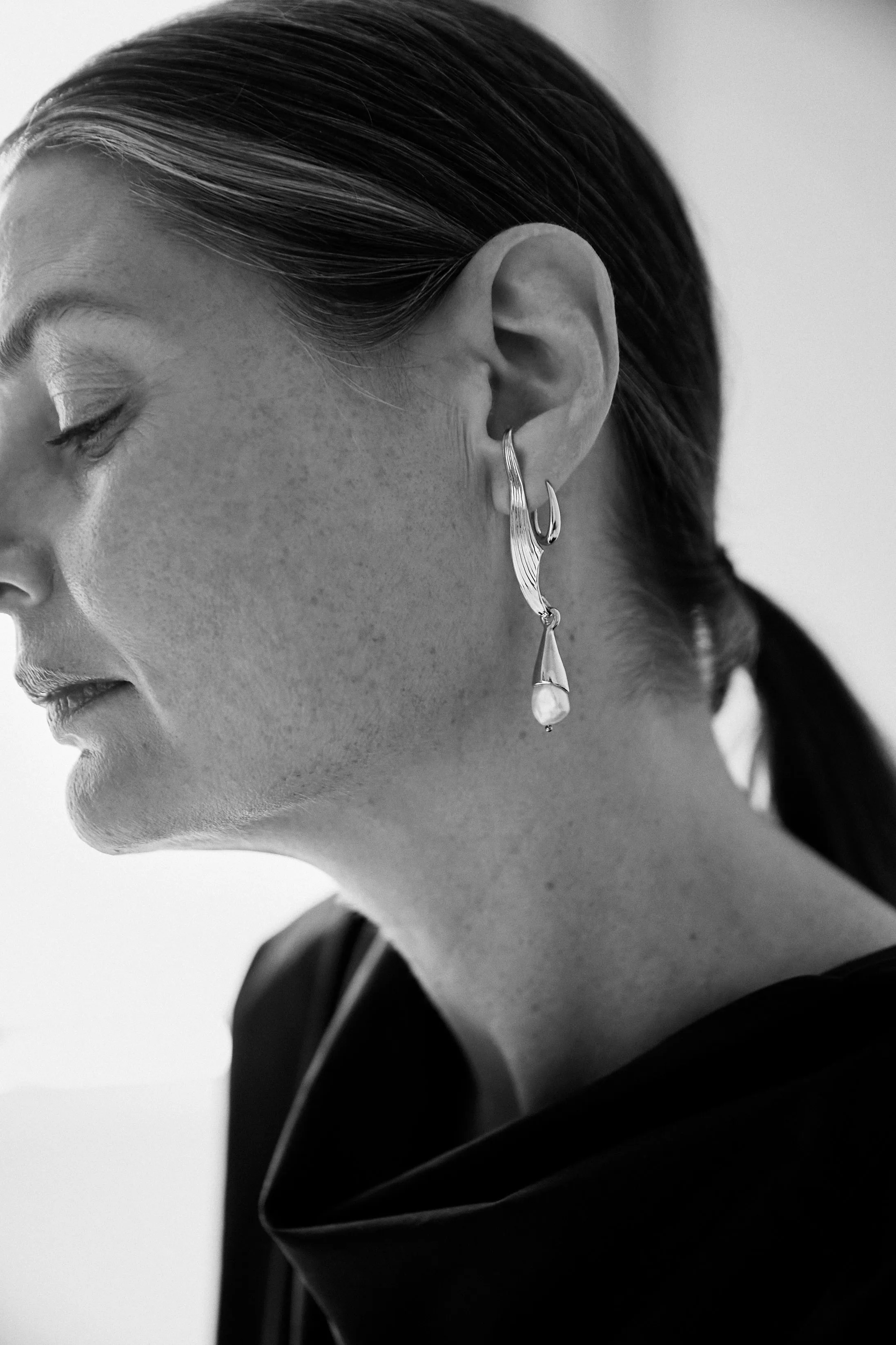 Medium Oval Sempre Hoop in 14k White Gold sold by Leigh Miller product image thumbnail 3